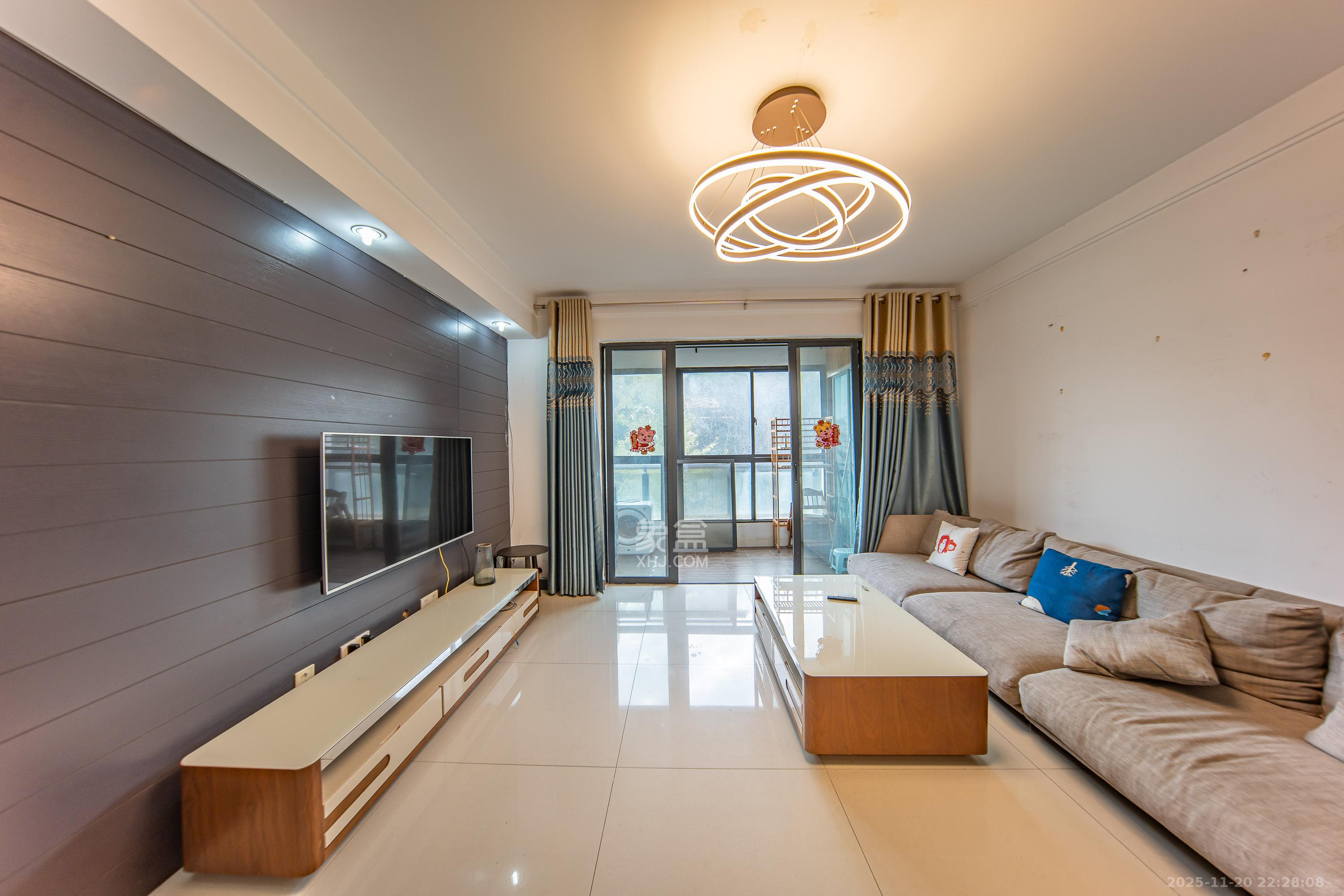 阳光100三期 3室2厅2卫 87.0万 阳光100三期 3室2厅2卫 87.0万客厅