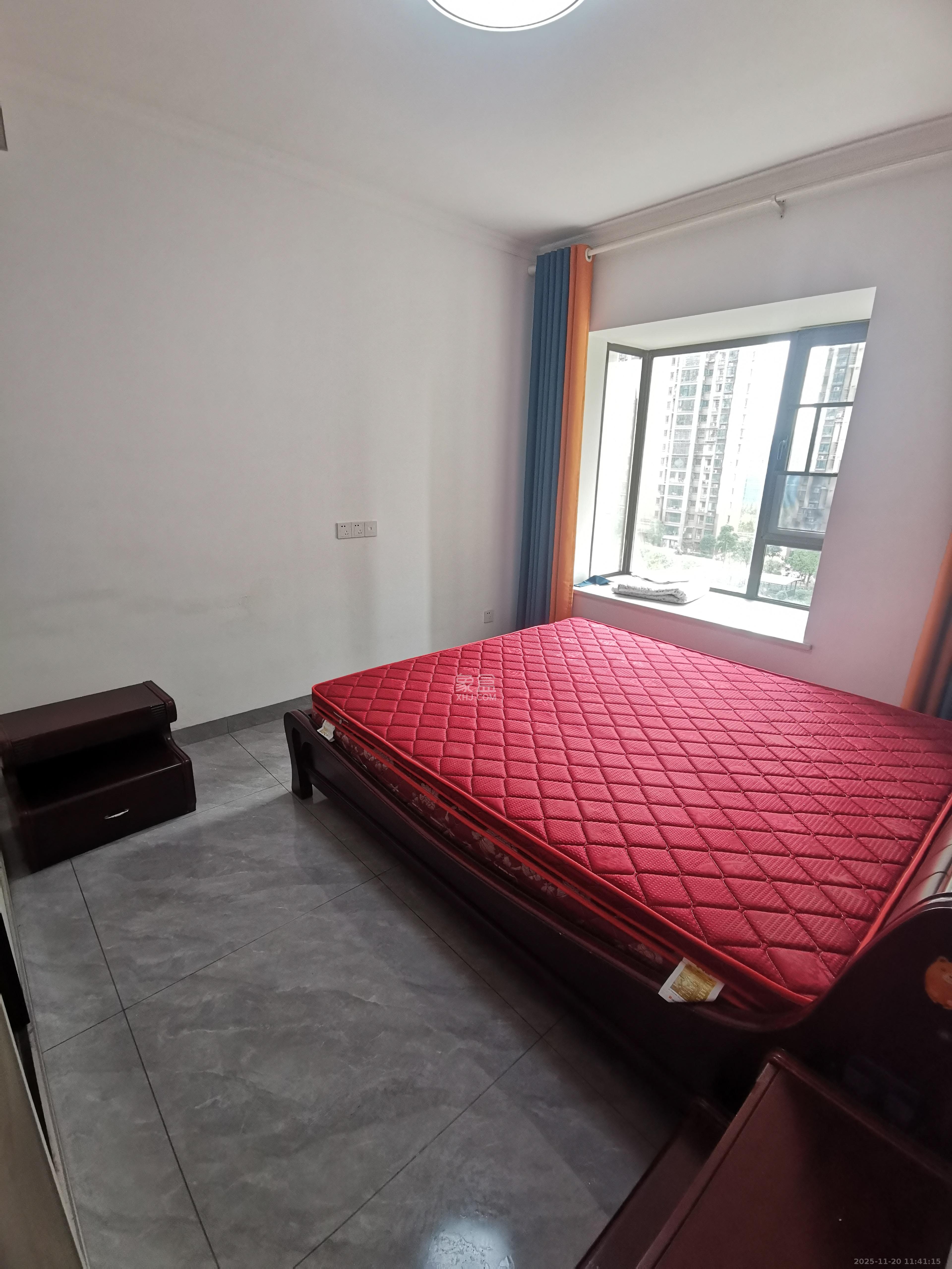 和润园三期 3室2厅1卫 2400.0元/月 和润园三期 3室2厅1卫 2400.0元/月室内图