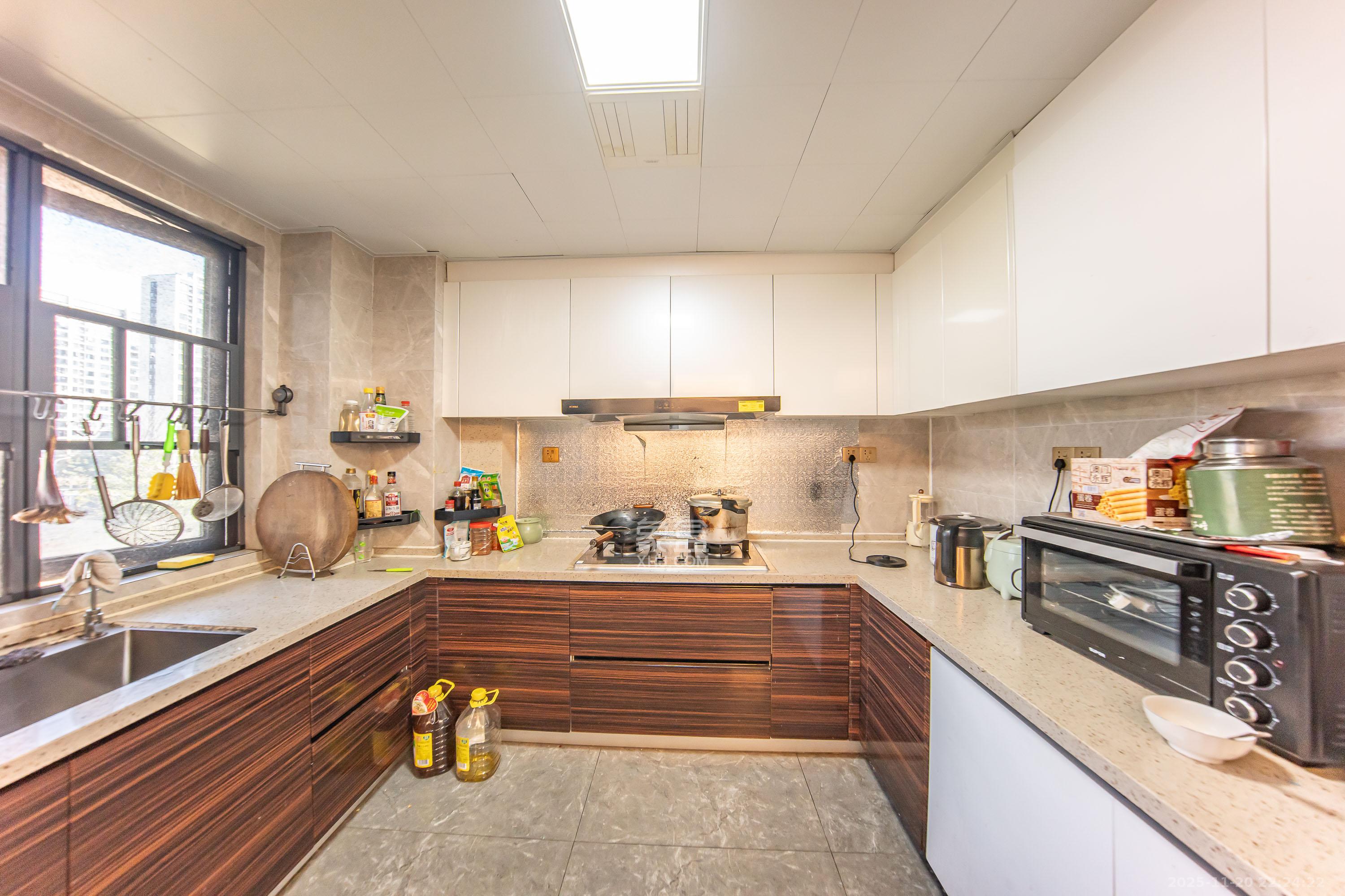 中海阅麓山一期 4室2厅2卫 198.0万 中海阅麓山一期 4室2厅2卫 198.0万厨房