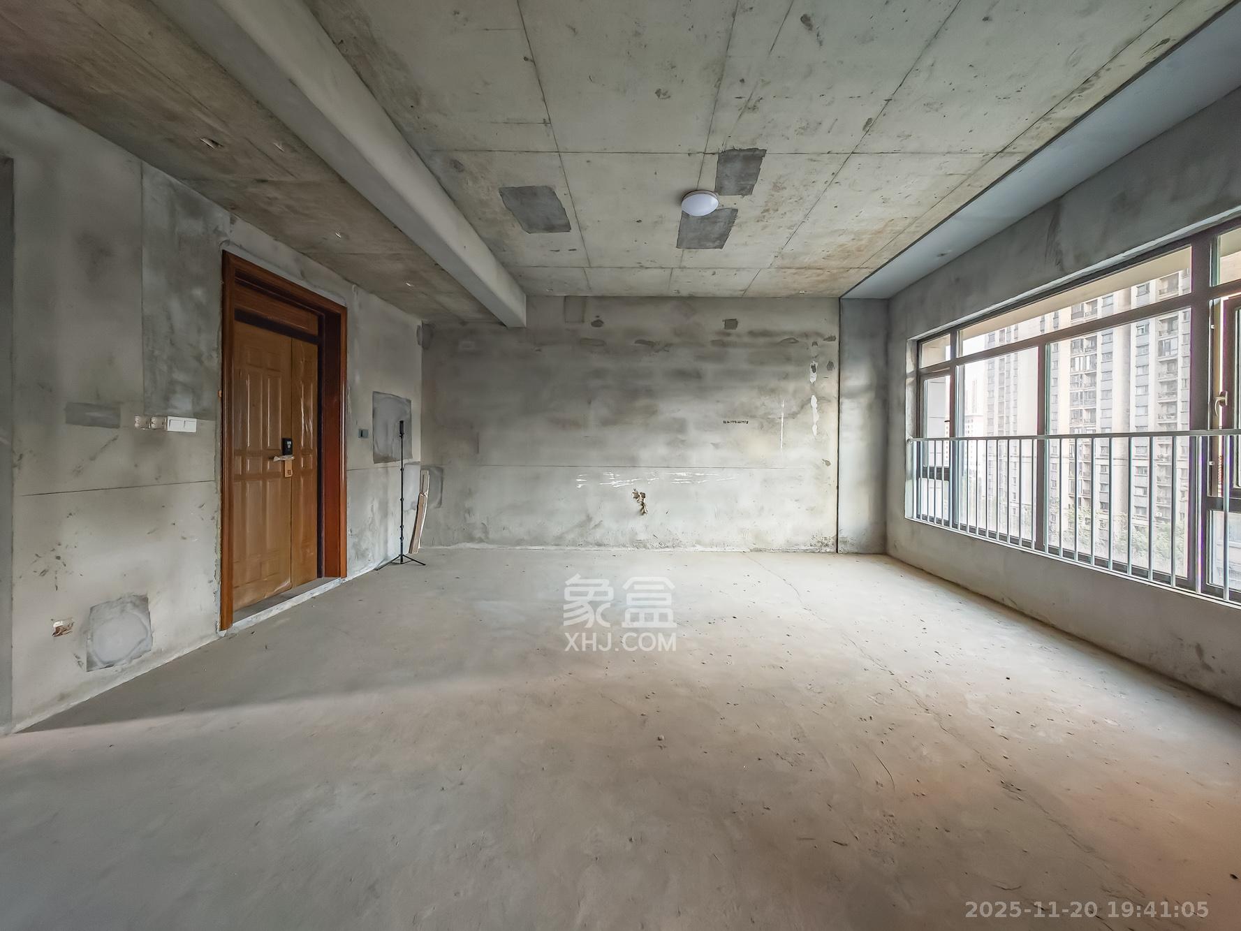 恒大御景天下城二期 5室2厅3卫 220.0万 恒大御景天下城二期 5室2厅3卫 220.0万客厅