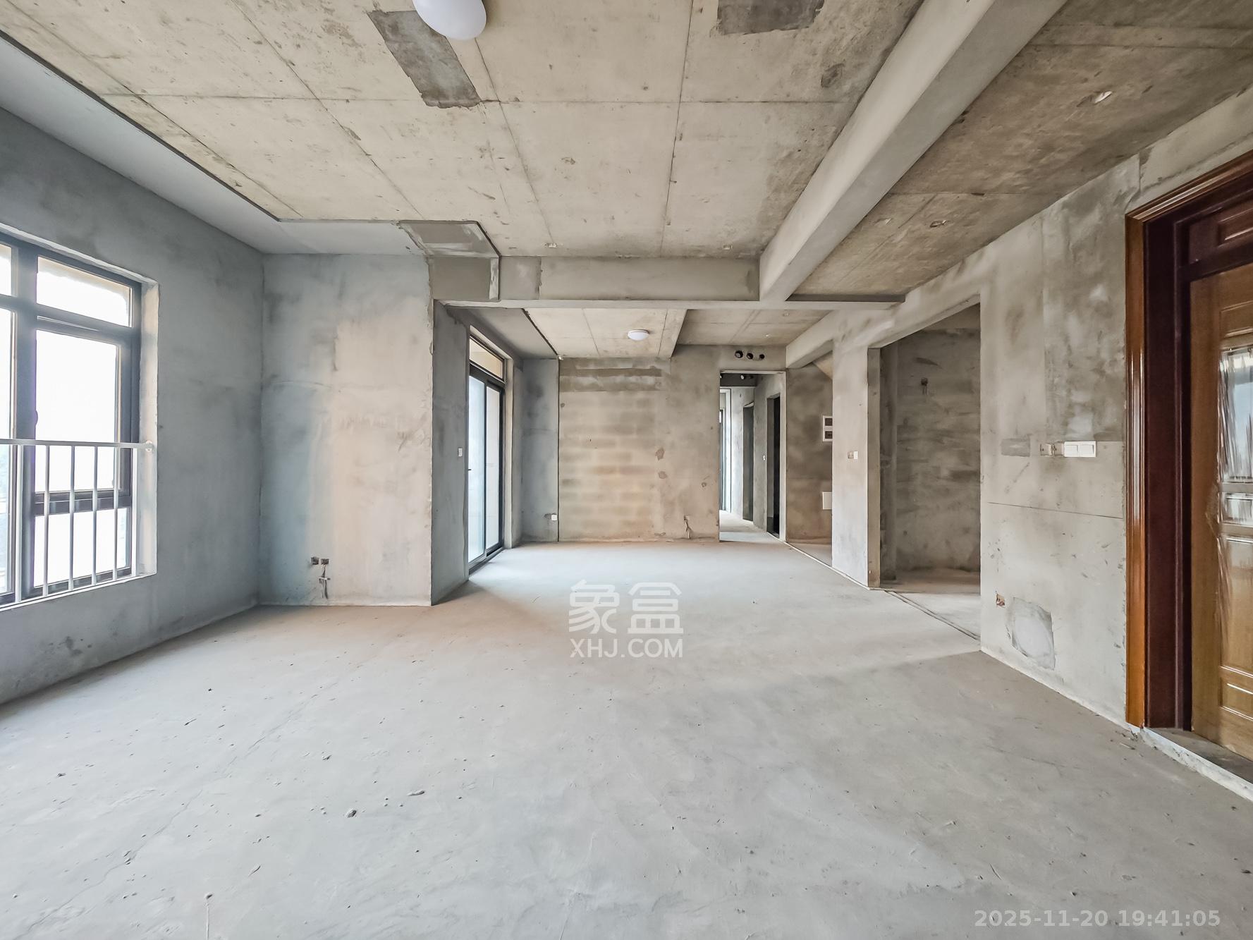 恒大御景天下城二期 5室2厅3卫 220.0万 恒大御景天下城二期 5室2厅3卫 220.0万客厅