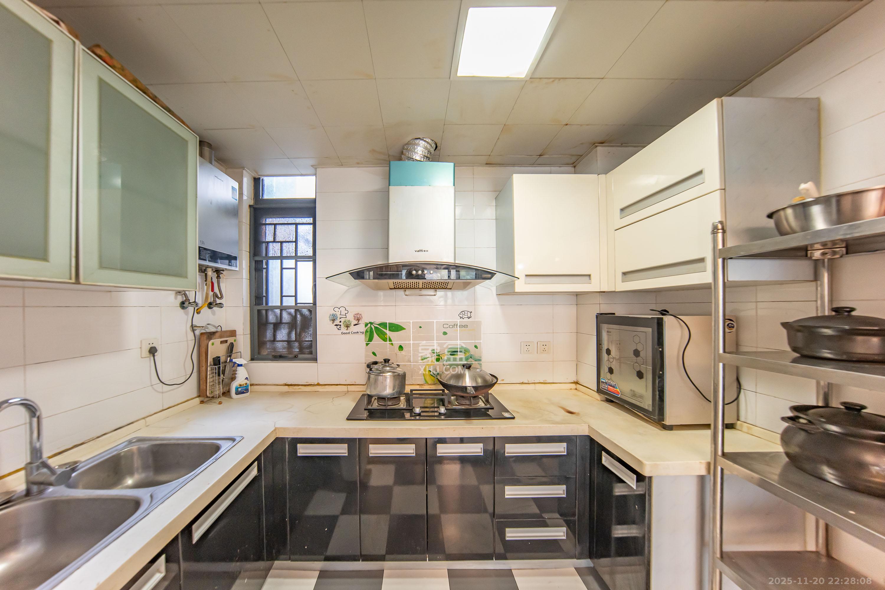 阳光100三期 3室2厅2卫 87.0万 阳光100三期 3室2厅2卫 87.0万厨房