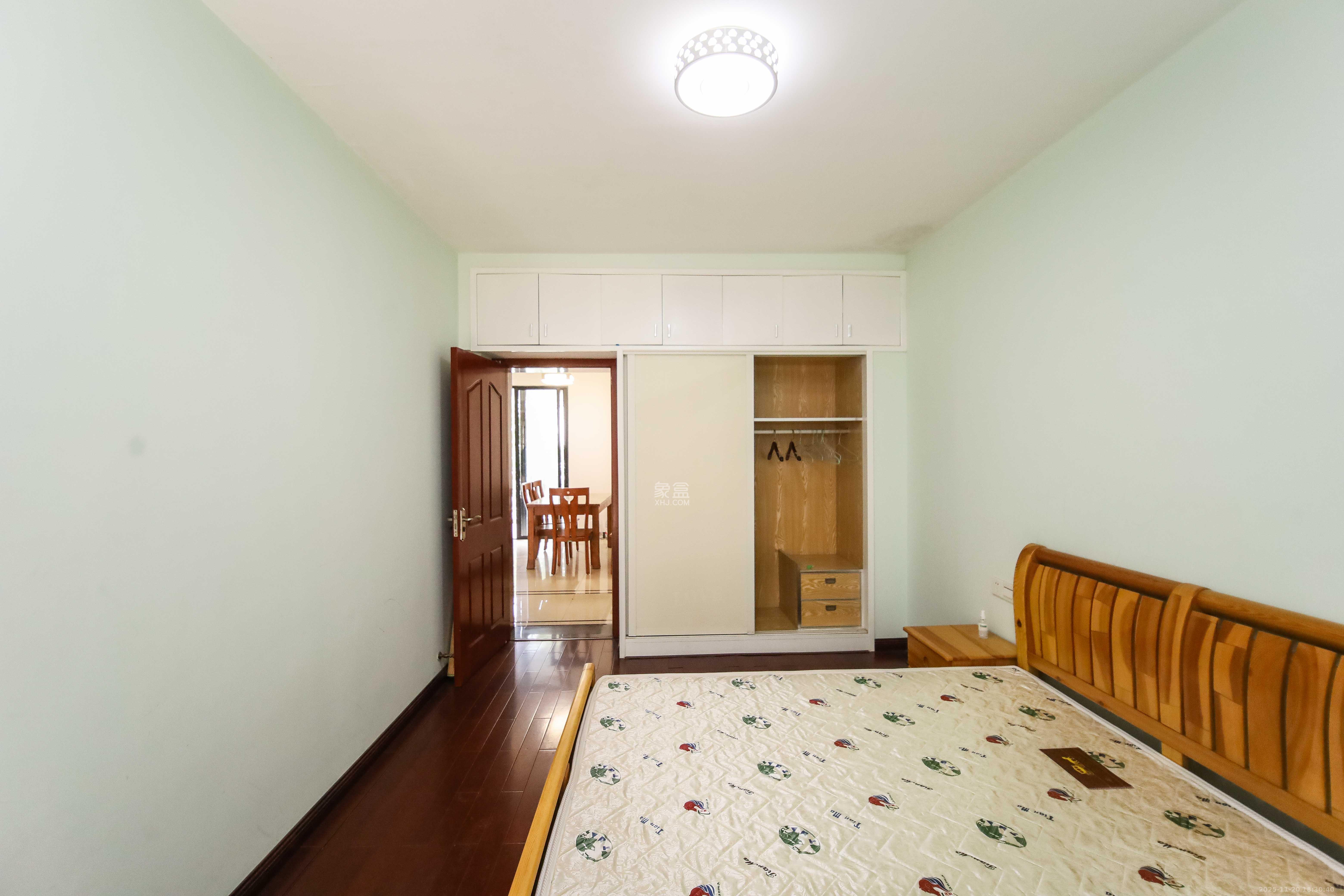 西街花园 3室2厅2卫 160.0万 西街花园 3室2厅2卫 160.0万卧室