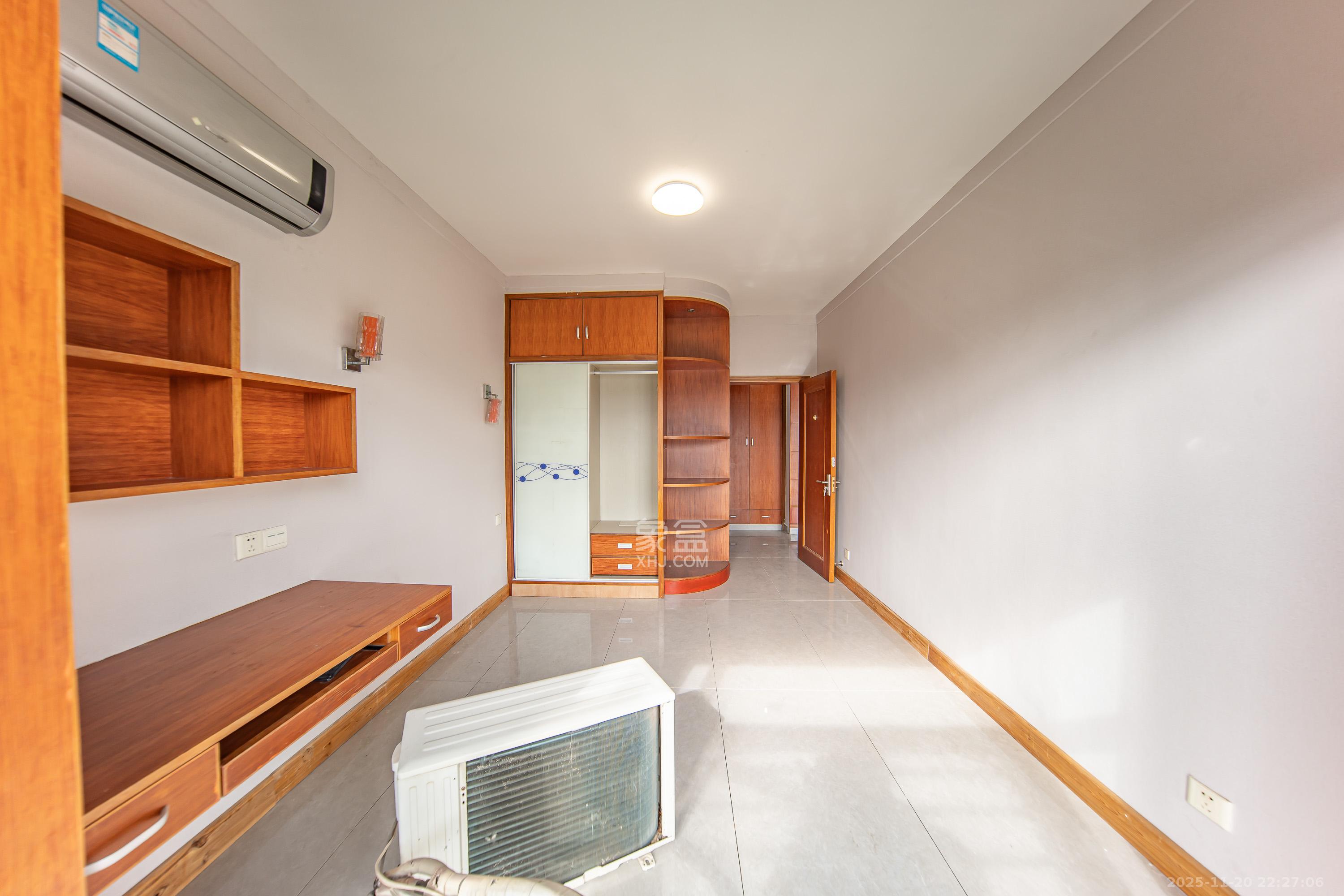 阳光100二期  4室2厅1卫    115.0万卧室