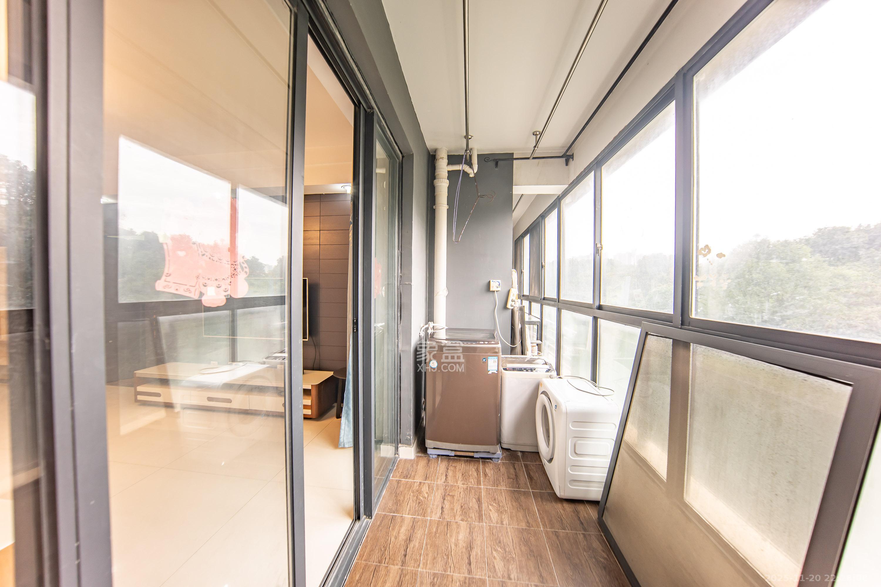 阳光100三期 3室2厅2卫 87.0万 阳光100三期 3室2厅2卫 87.0万阳台