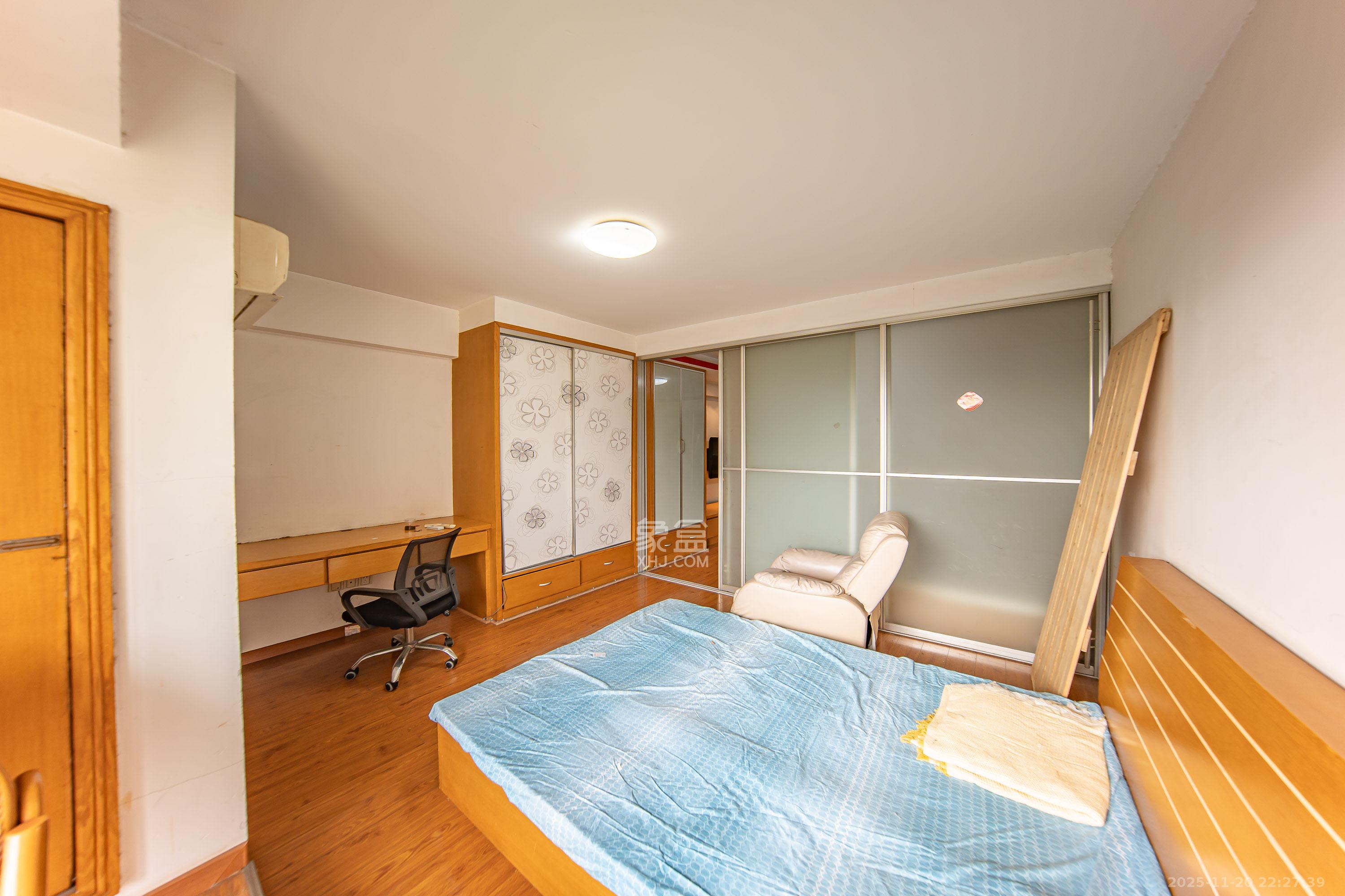 阳光100二期 1室1厅1卫 38.0万 阳光100二期 1室1厅1卫 38.0万卧室