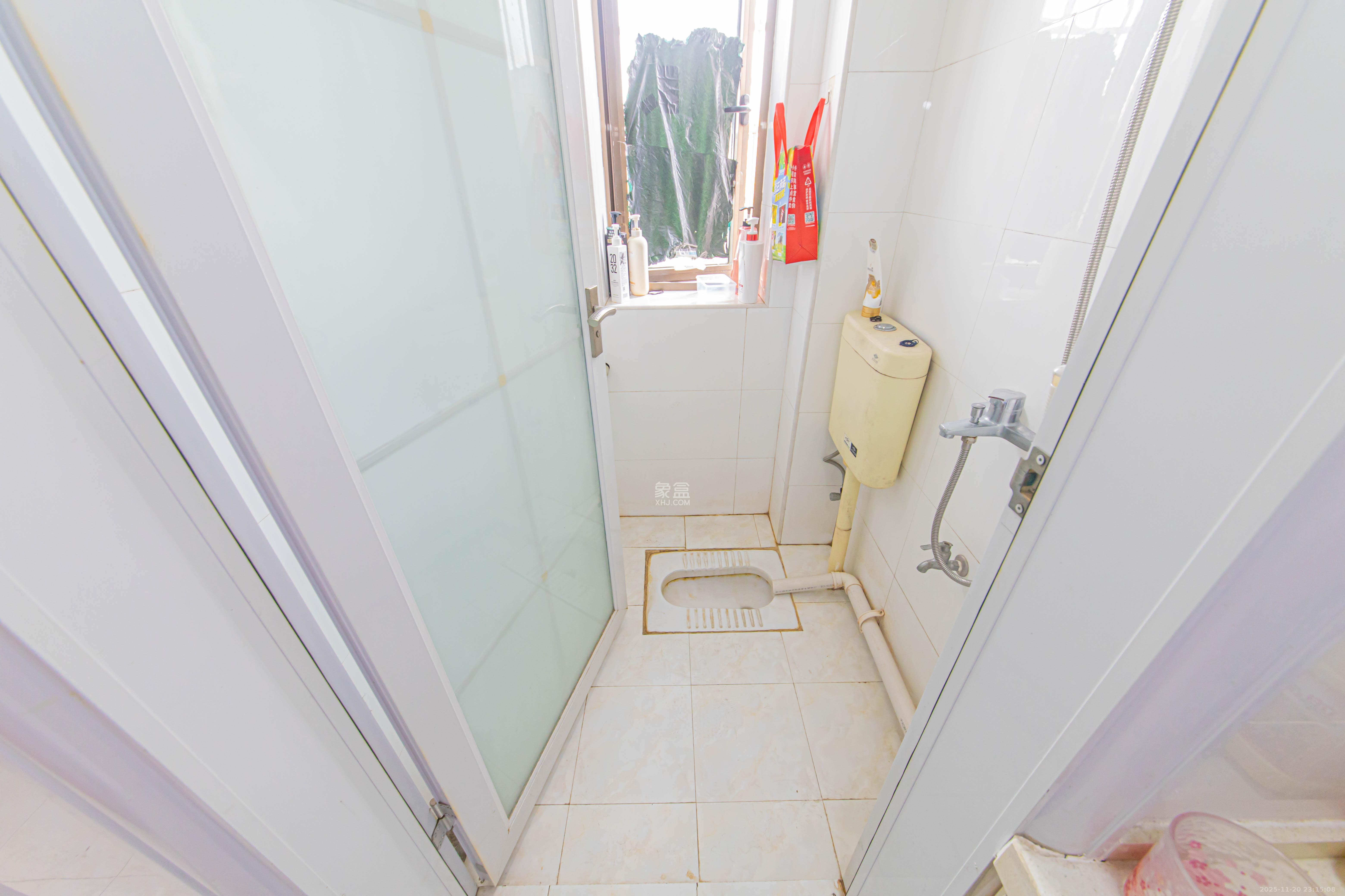 中石化西南石油局单位房(中南石油局四普基地花园小区) 2室1厅1卫 24.0万 中石化西南石油局单位房(中南石油局四普基地花园小区) 2室1厅1卫 24.0万卫生间