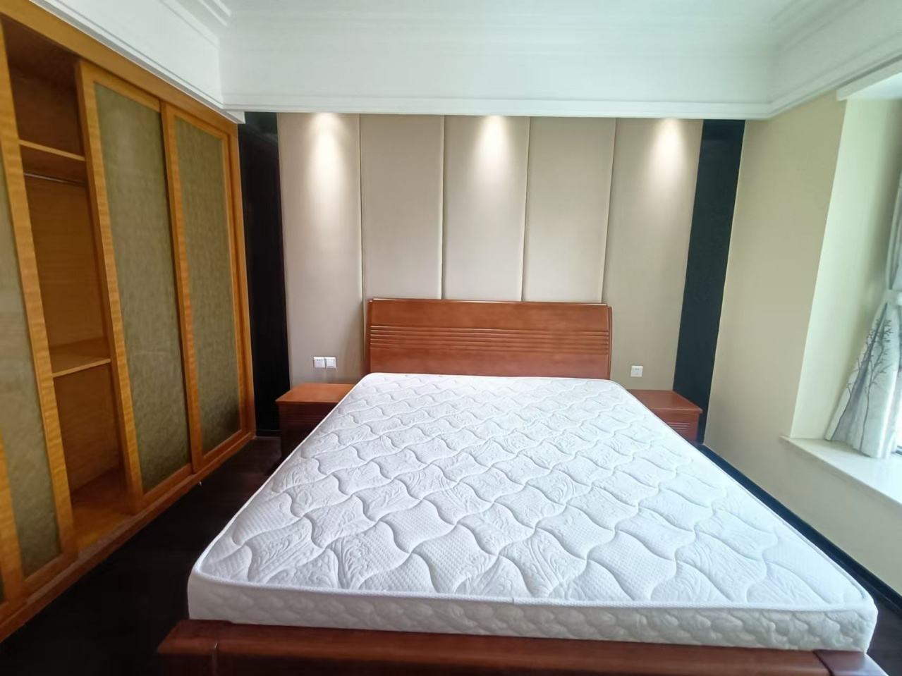 天鹅湾  3室2厅2卫    3300.0元/月室内图