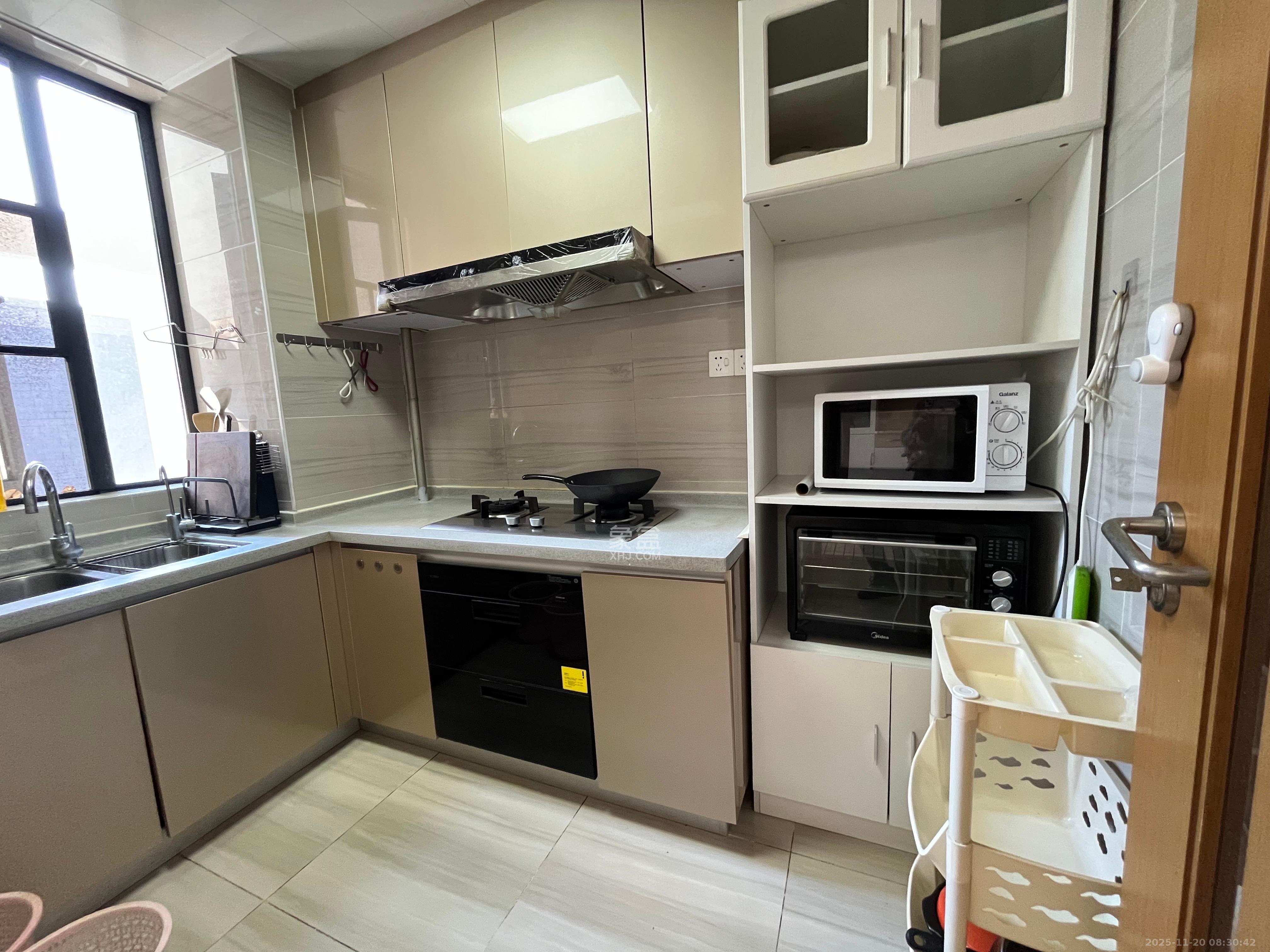 阳光100一期、四五期  3室2厅2卫    3300.0元/月室内图