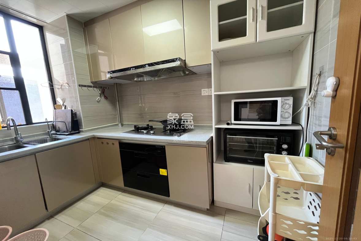 阳光100一期、四五期 3室2厅2卫 3300.0元/月 阳光100一期、四五期 3室2厅2卫 3300.0元/月室内图