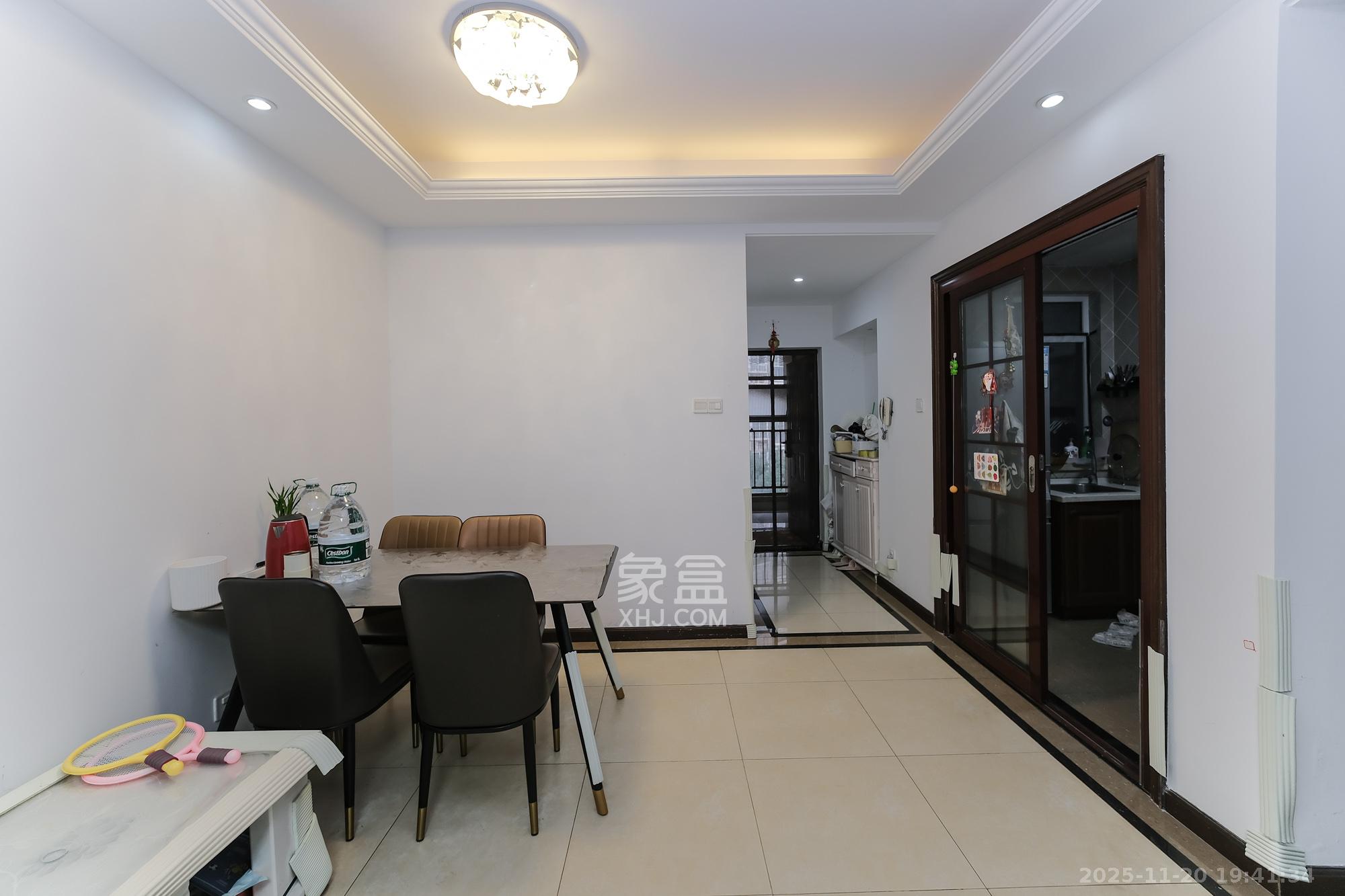 郡原居里 2室2厅1卫 45.0万 郡原居里 2室2厅1卫 45.0万客厅