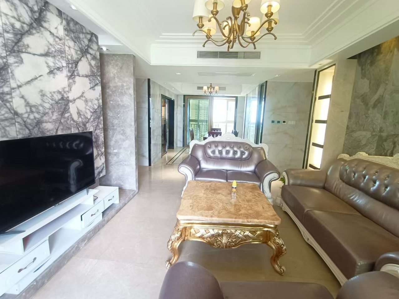 天鹅湾  3室2厅2卫    3300.0元/月室内图