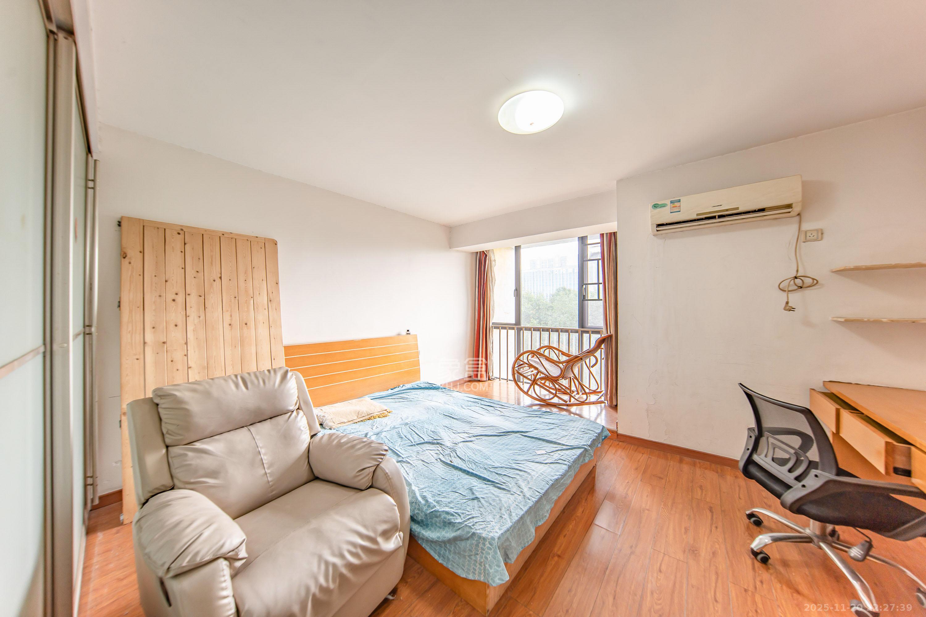 阳光100二期 1室1厅1卫 38.0万 阳光100二期 1室1厅1卫 38.0万卧室