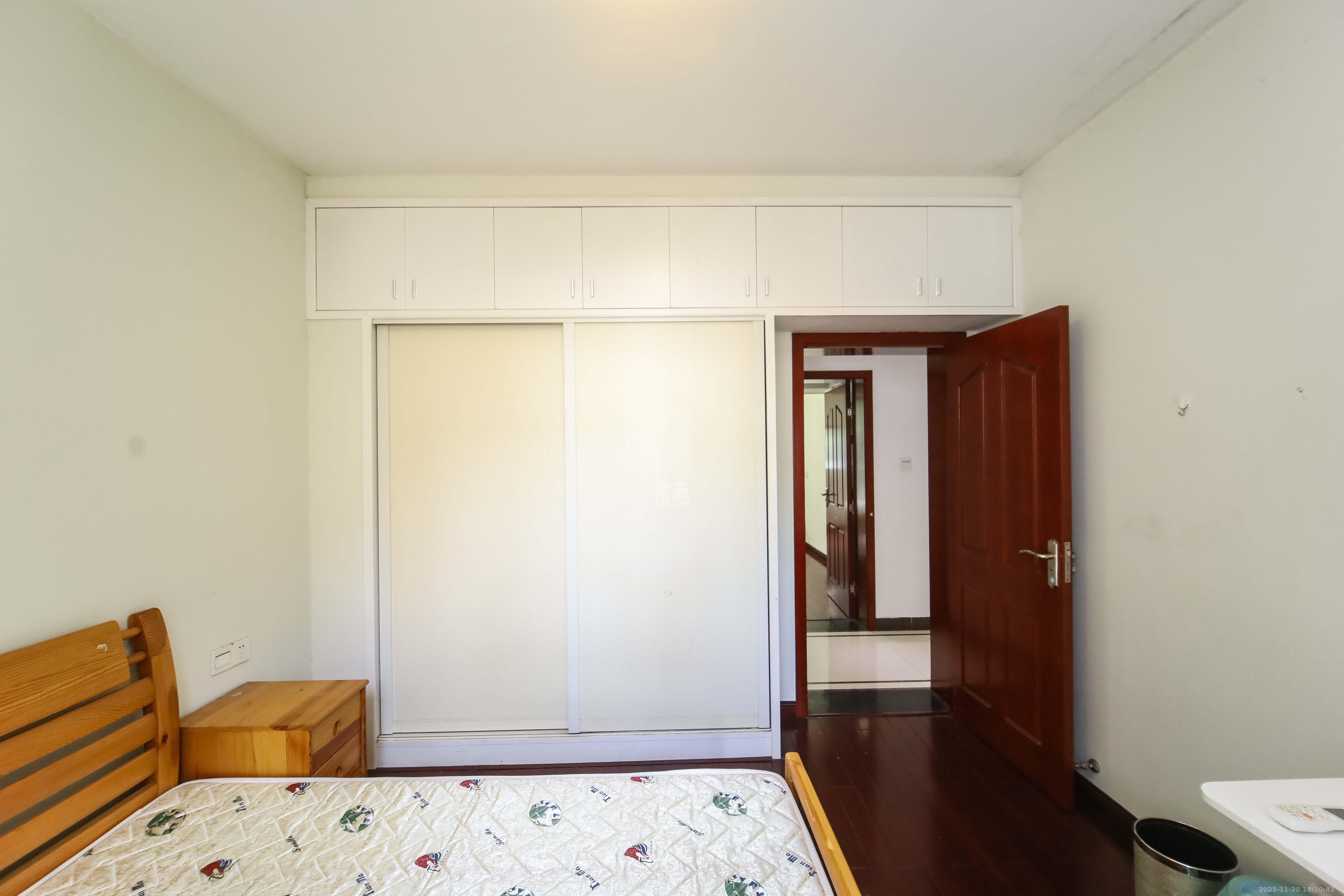 西街花园  3室2厅2卫    160.0万卧室