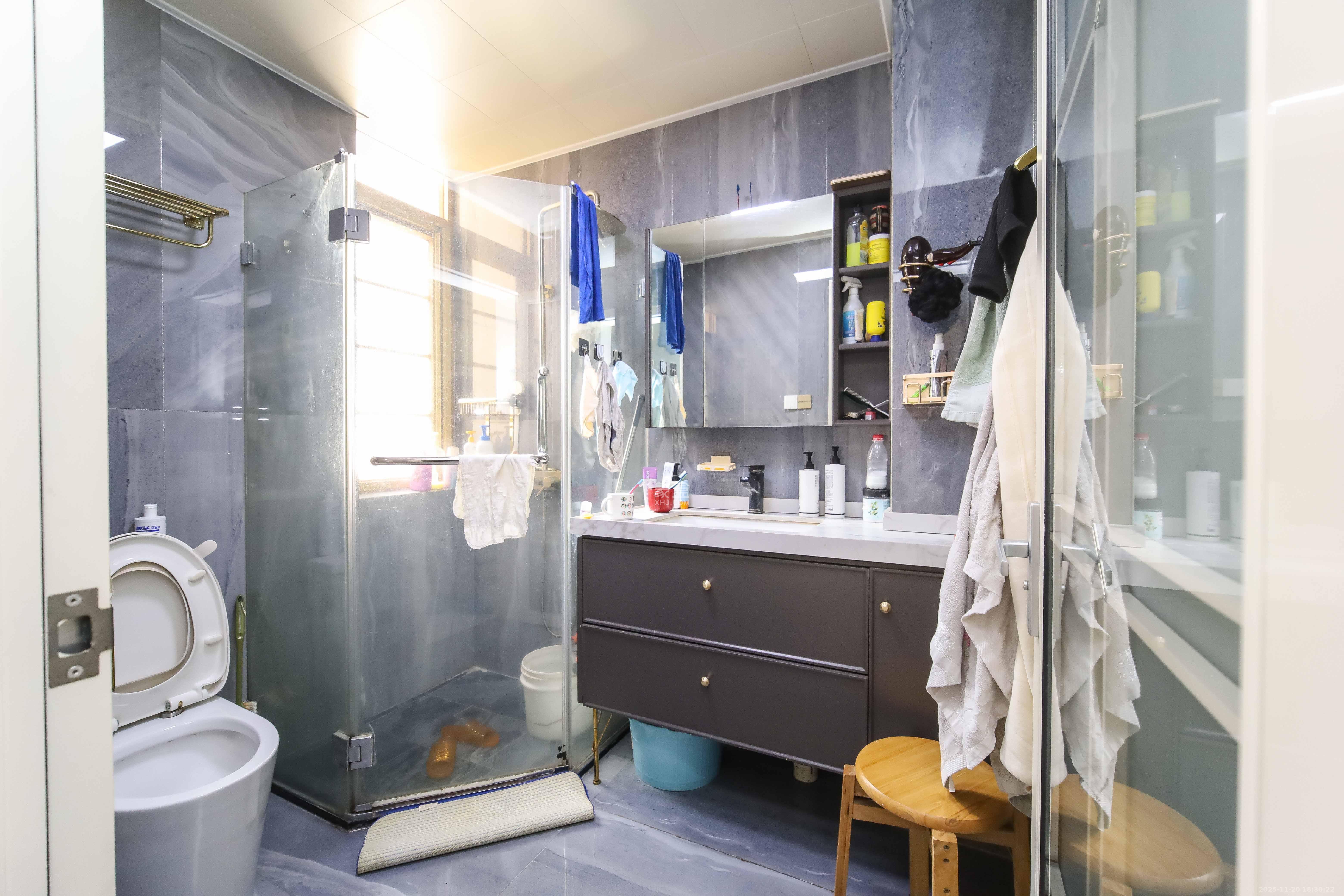 水云间  6室2厅3卫    450.0万卫生间