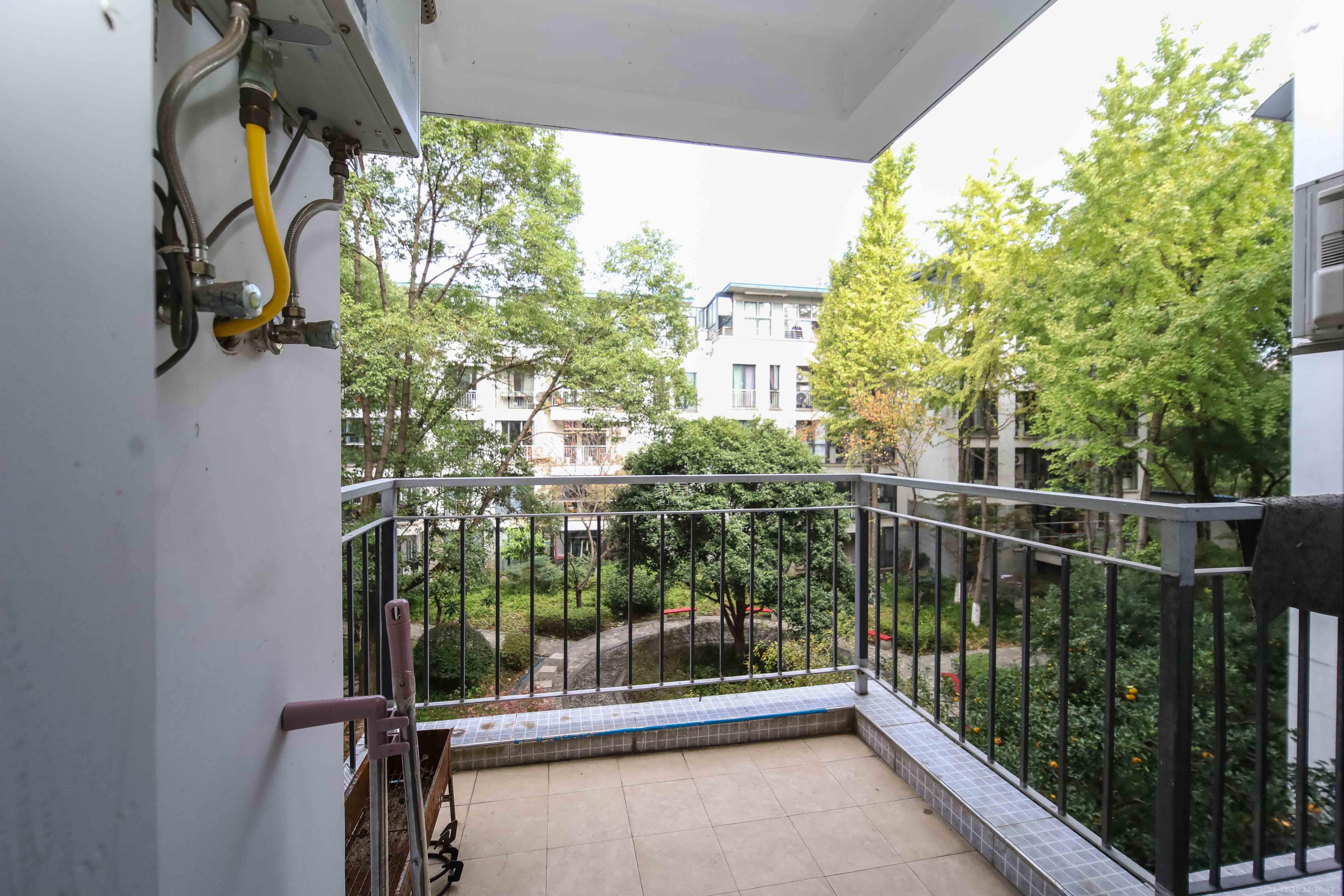 西街花园  3室2厅2卫    160.0万阳台