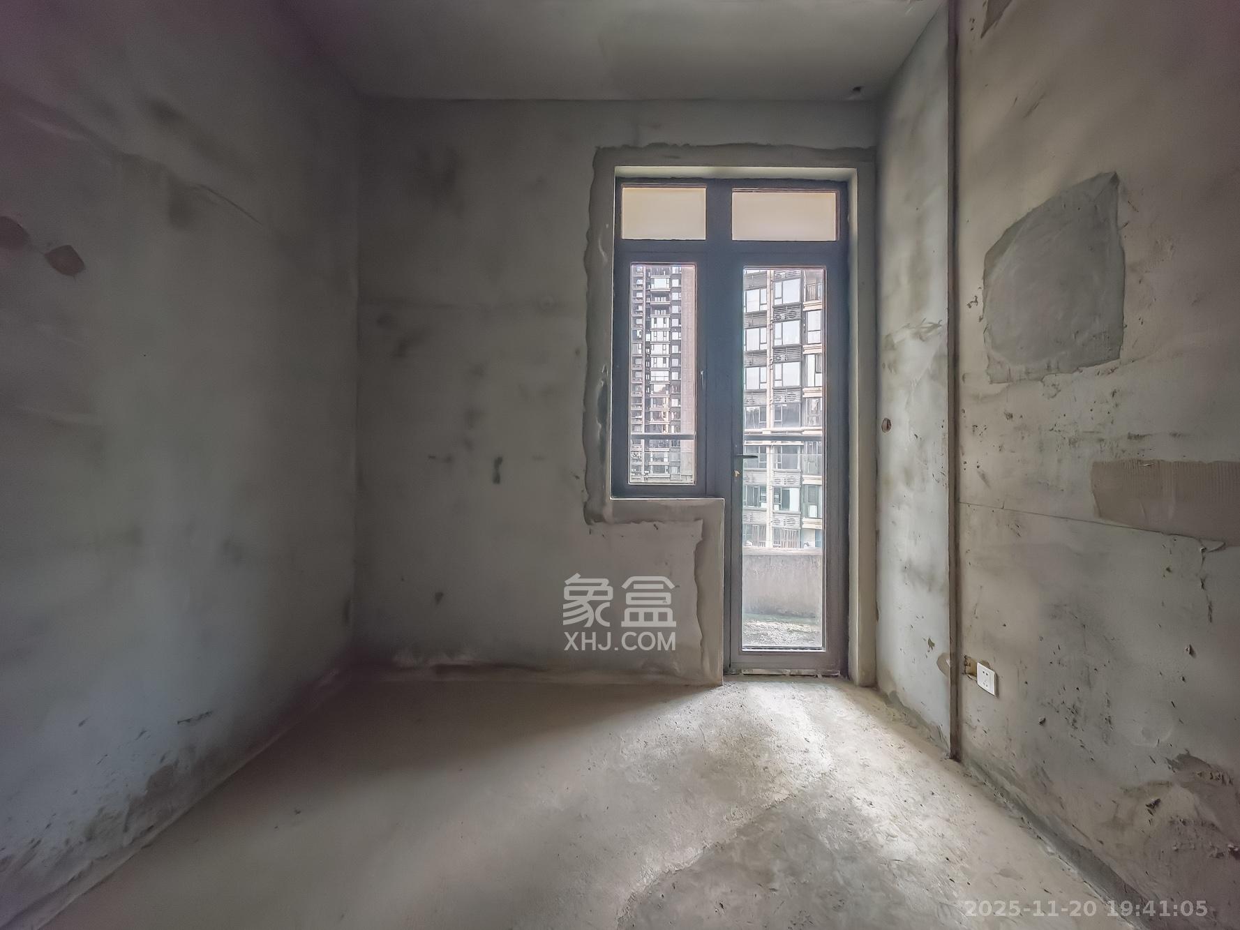 恒大御景天下城二期 5室2厅3卫 220.0万 恒大御景天下城二期 5室2厅3卫 220.0万卧室