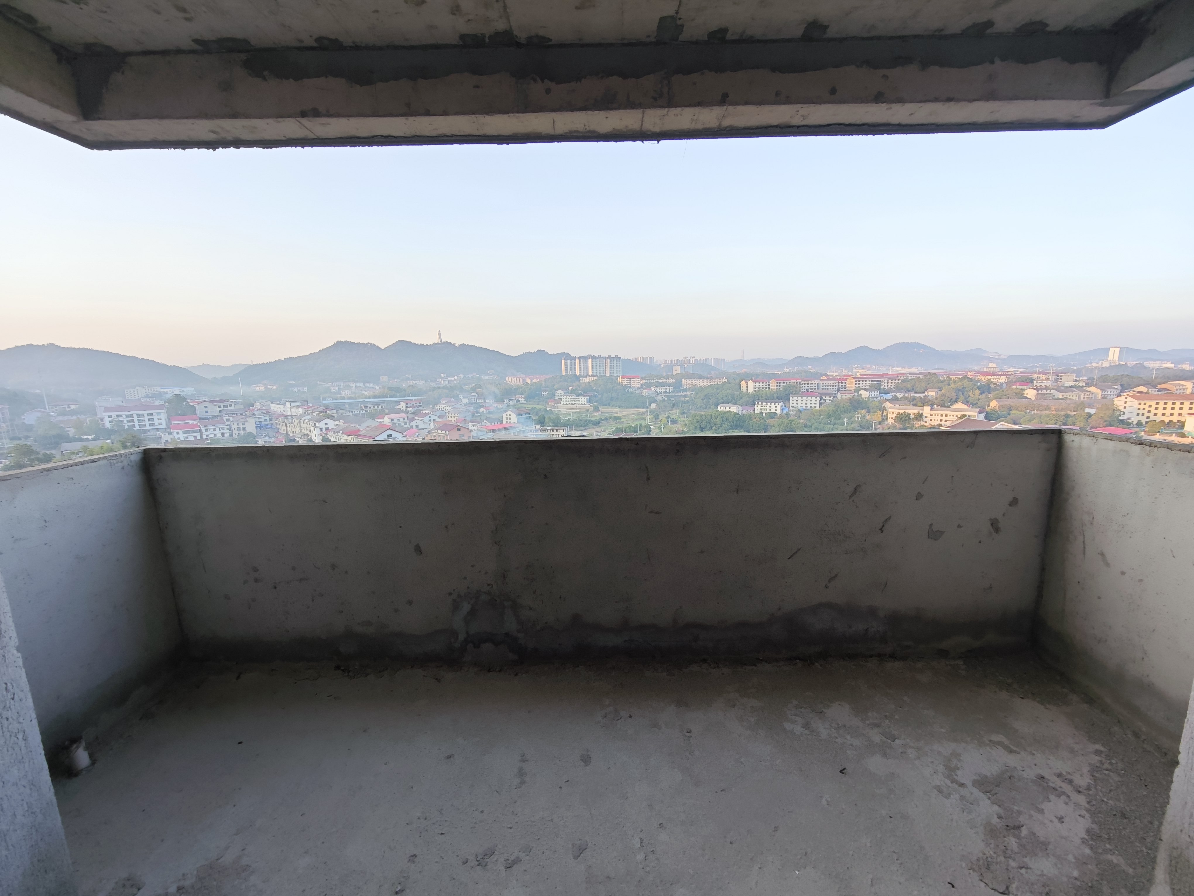 洪山小区  3室2厅2卫    35.0万阳台