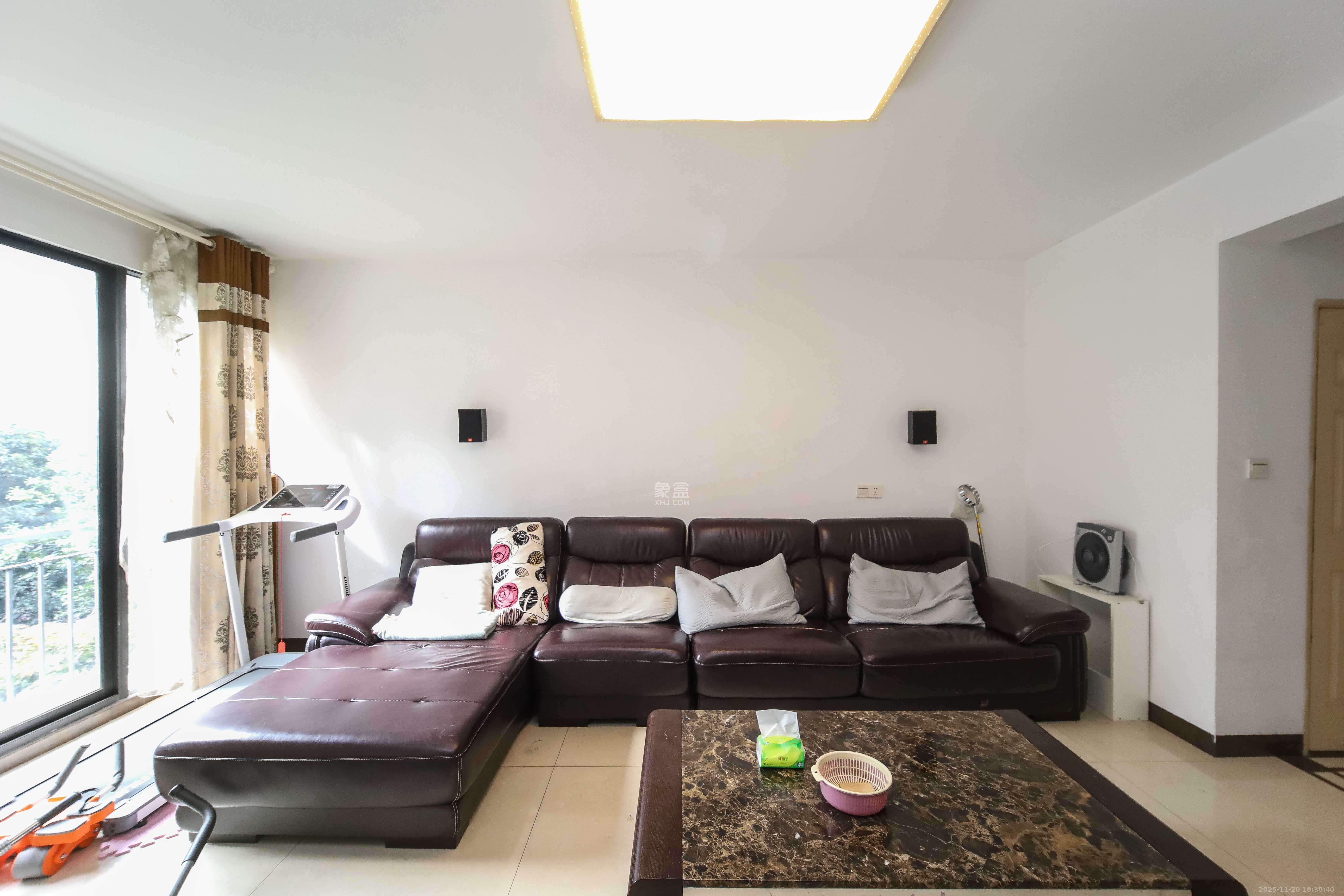 西街花园  3室2厅2卫    160.0万客厅