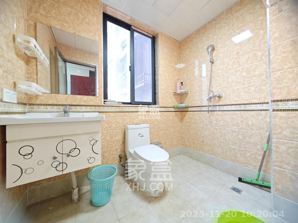 翡翠云天  4室2厅2卫    2500.0元/月室内图