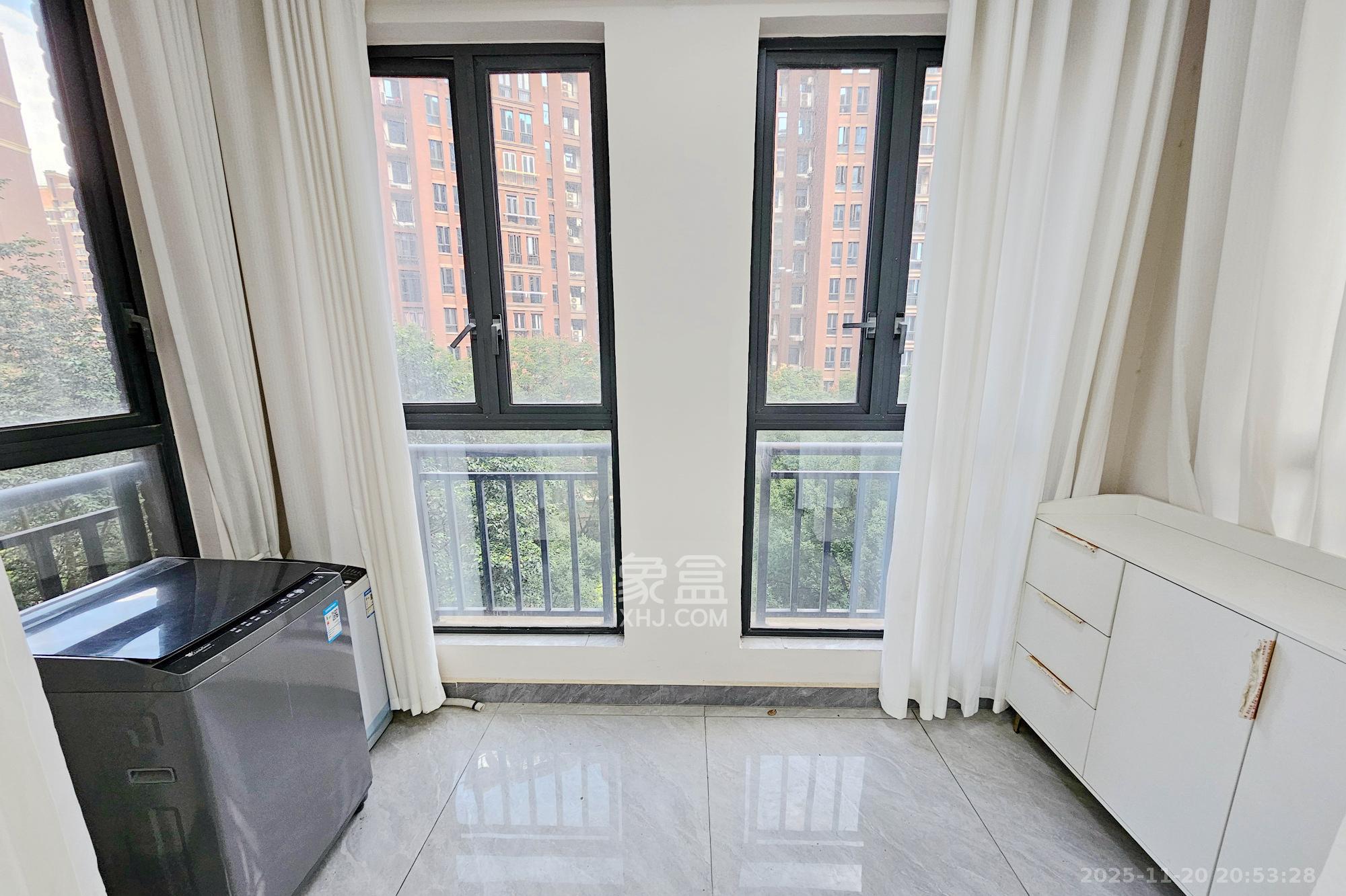 中隆国际御玺  4室2厅3卫    208.0万阳台