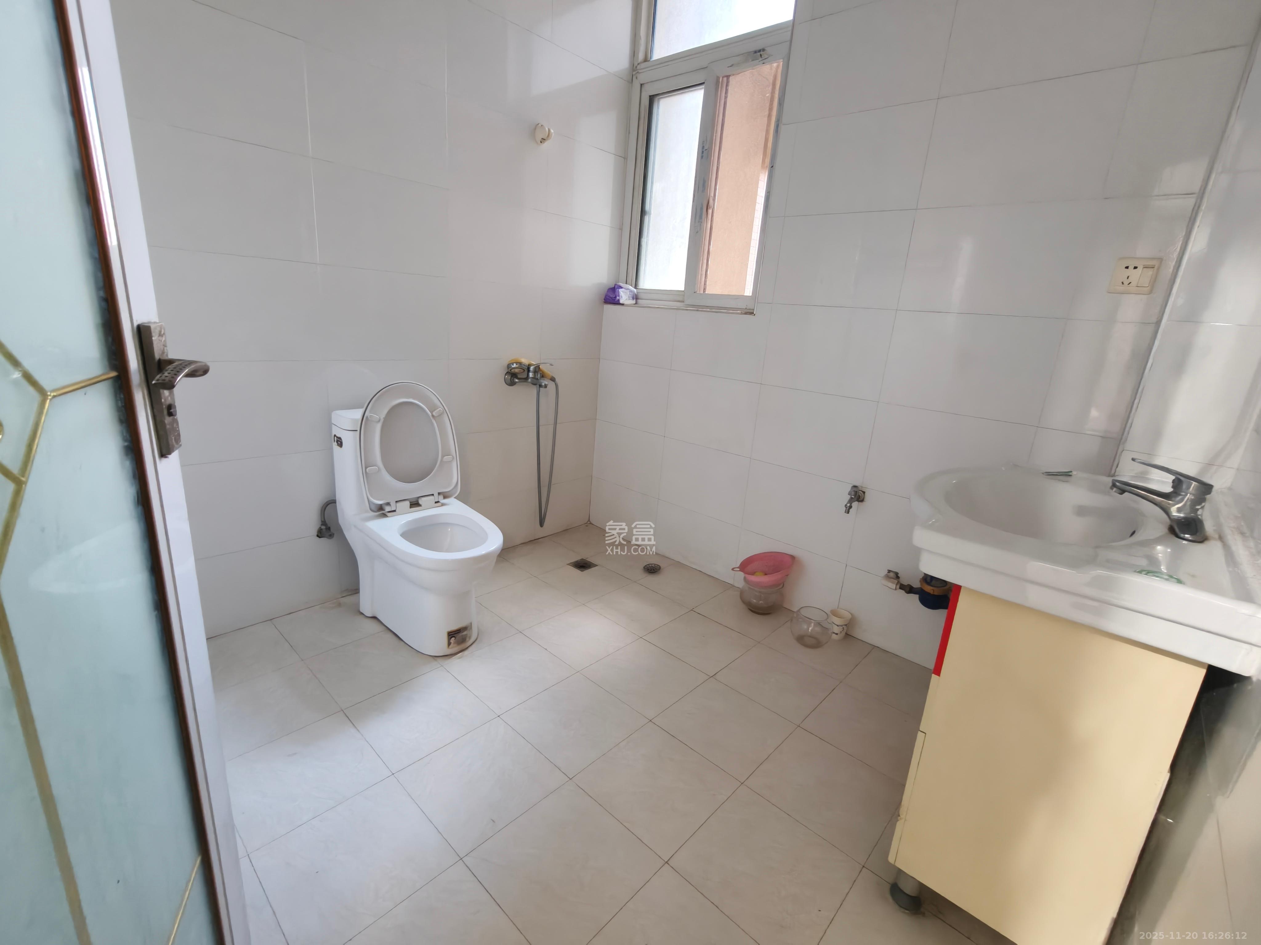 星城福邸(雄天朗郡) 3室2厅2卫 2500.0元/月 星城福邸(雄天朗郡) 3室2厅2卫 2500.0元/月室内图