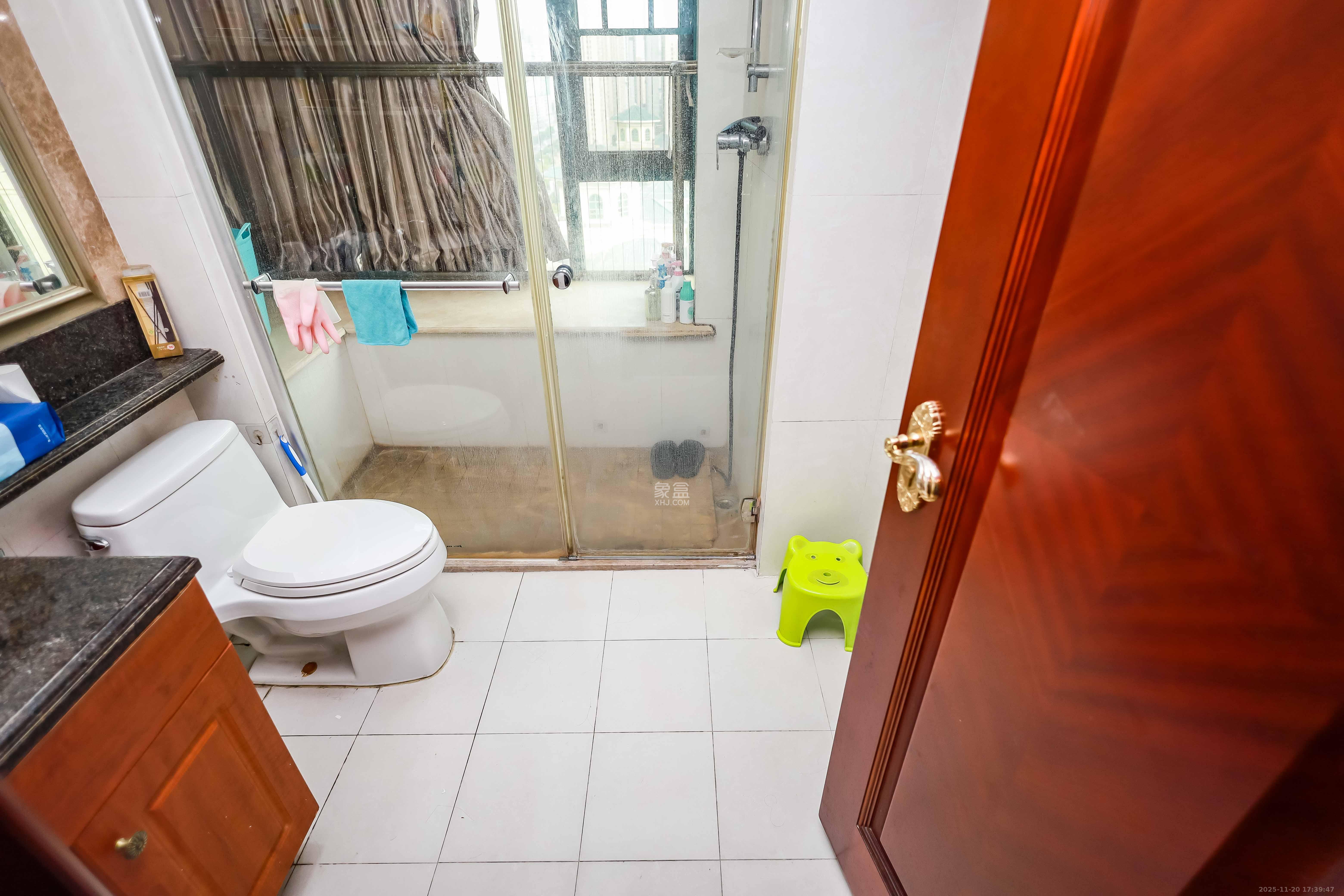 恒大华府 4室2厅1卫 218.0万 恒大华府 4室2厅1卫 218.0万卫生间