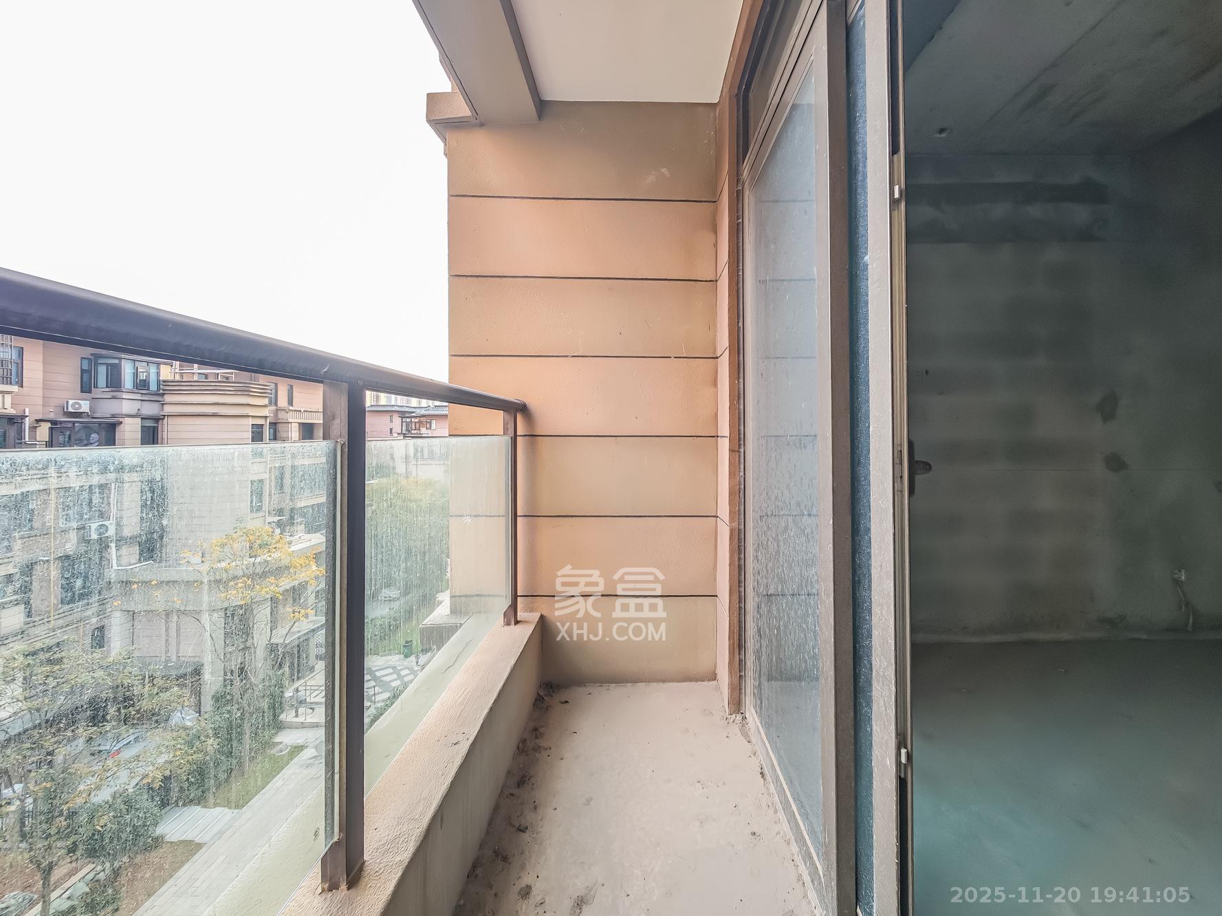 恒大御景天下城二期 5室2厅3卫 220.0万 恒大御景天下城二期 5室2厅3卫 220.0万阳台