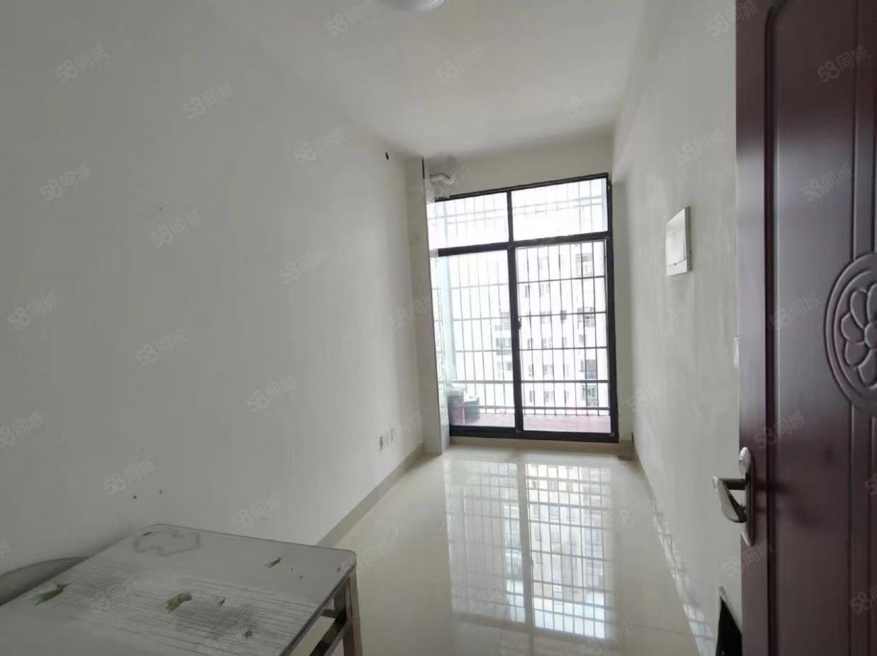 尚书房  3室2厅2卫    2000.0元/月室内图