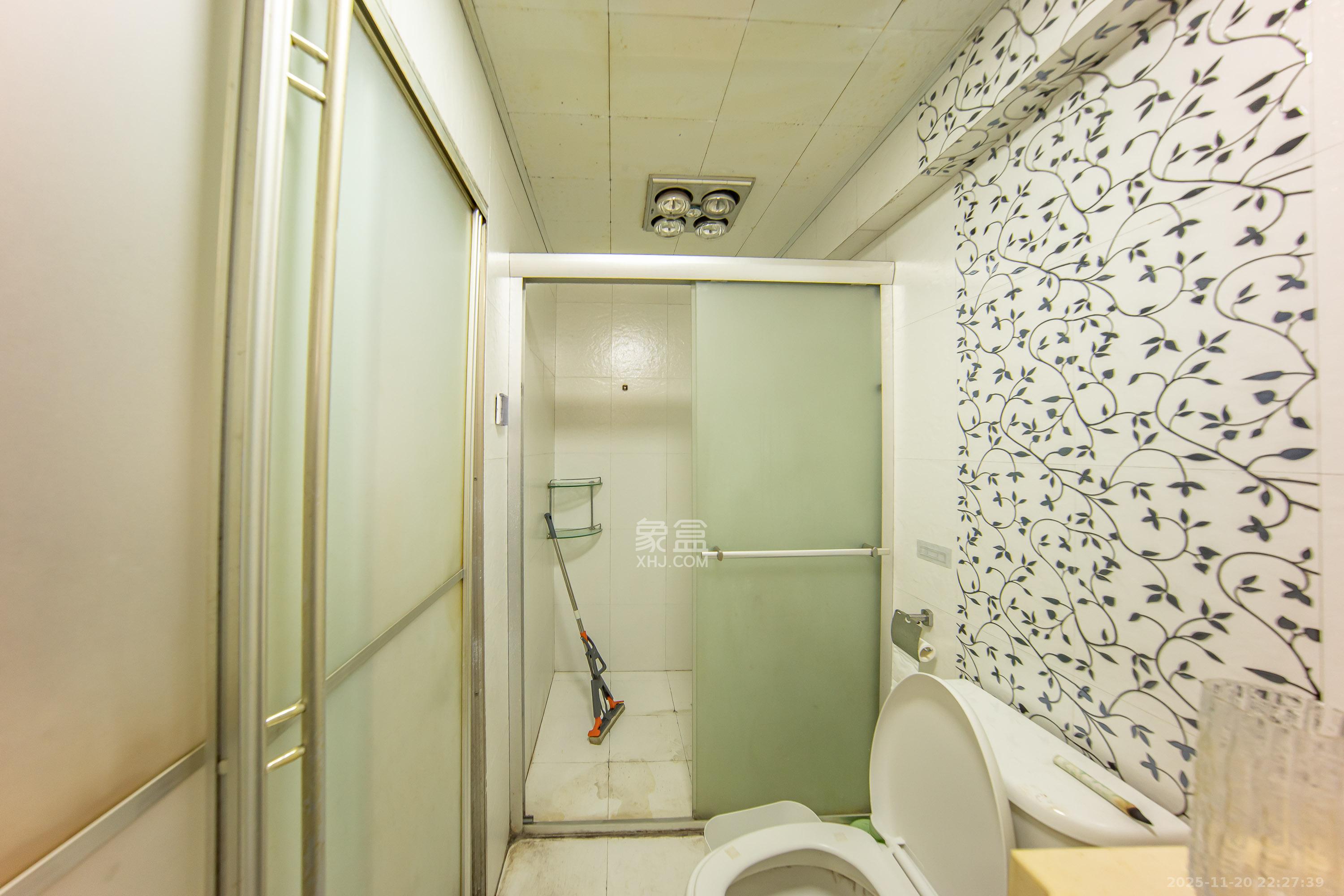 阳光100二期 1室1厅1卫 38.0万 阳光100二期 1室1厅1卫 38.0万卫生间