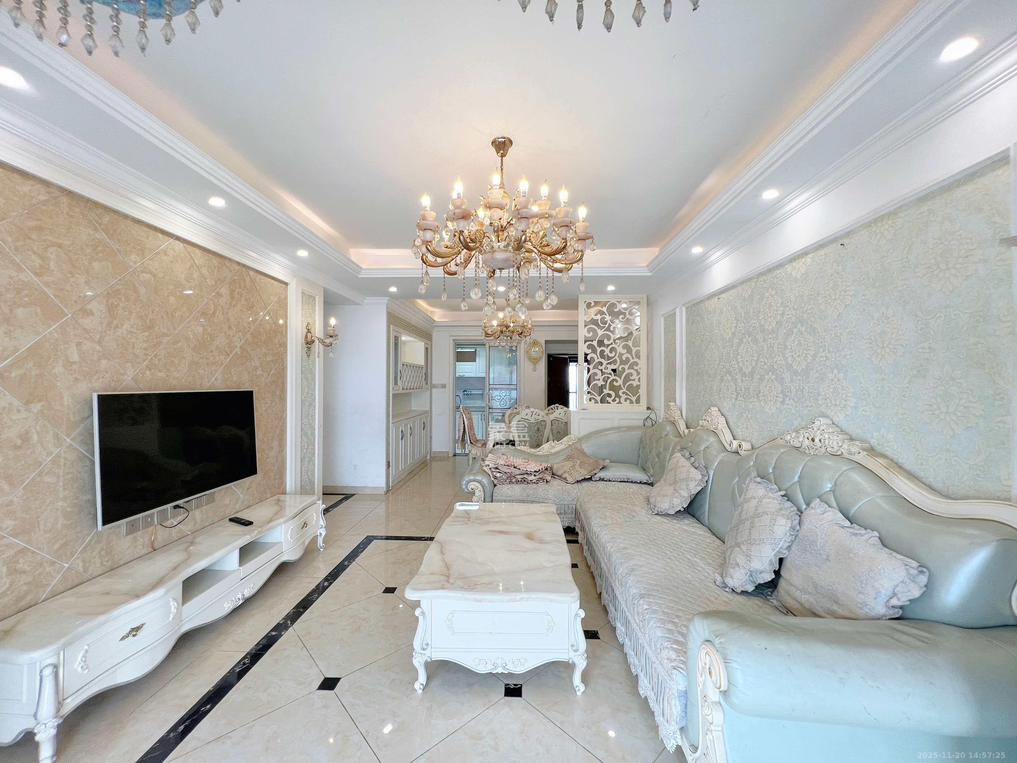 中城丽景香山园 3室2厅2卫 3500.0元/月 中城丽景香山园 3室2厅2卫 3500.0元/月室内图