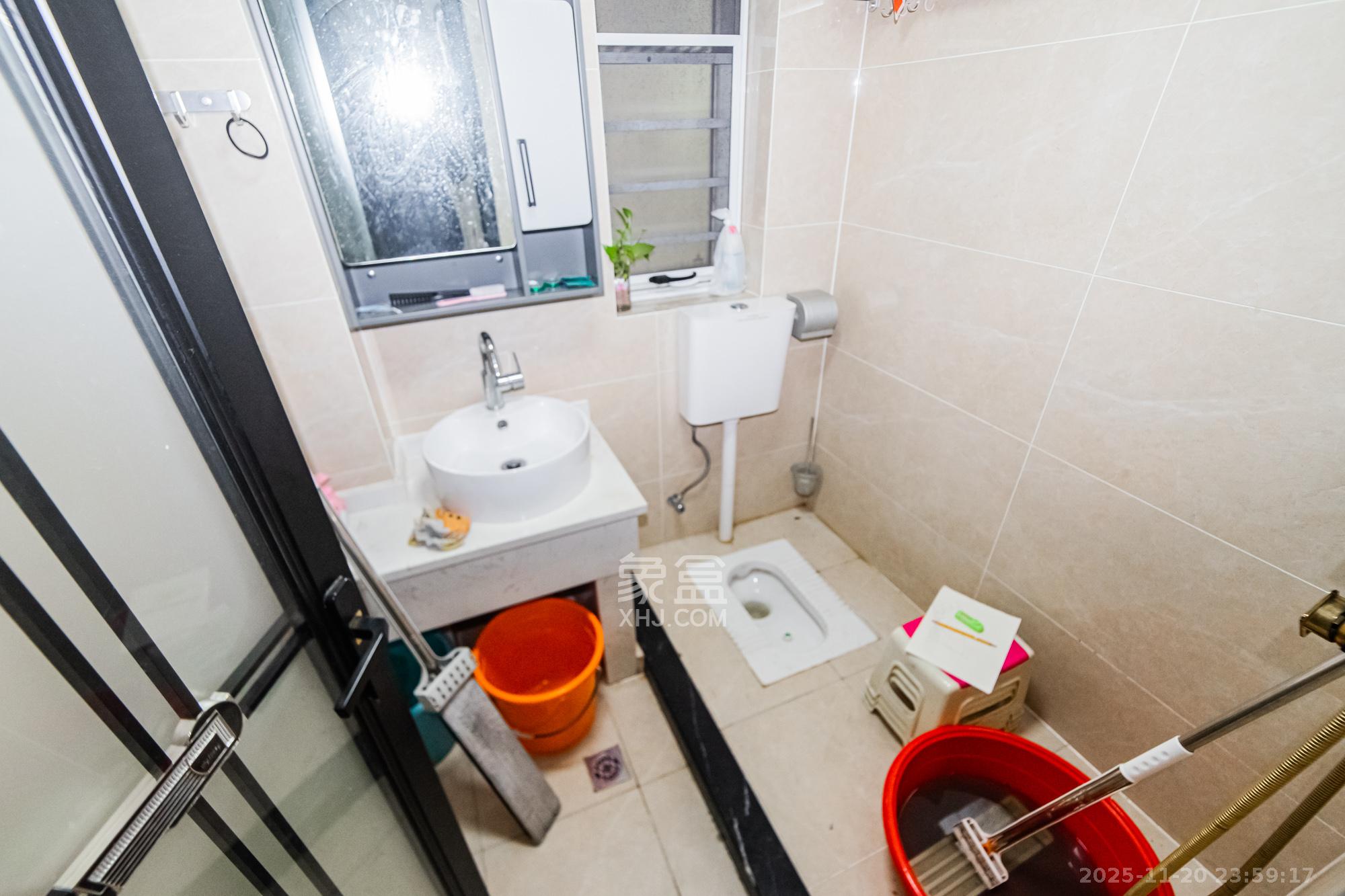 北辰三角洲E7区  3室2厅2卫    195.0万卫生间