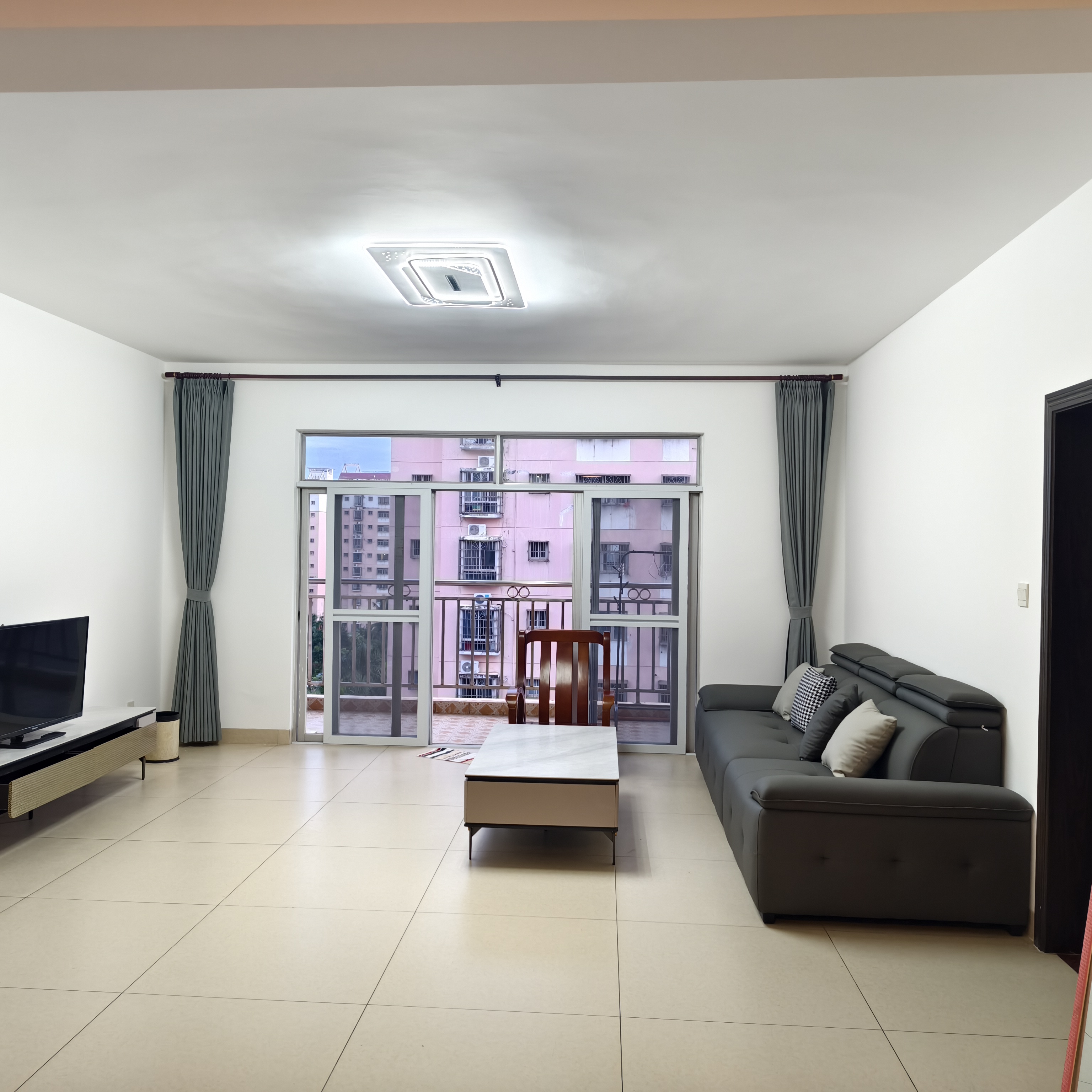 八一小区  3室2厅2卫    3300.0元/月户型图