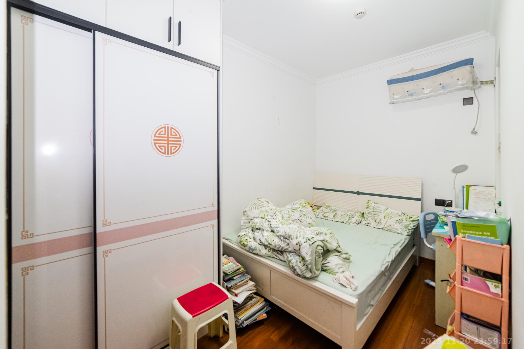 北辰三角洲E7区  3室2厅2卫    195.0万客厅