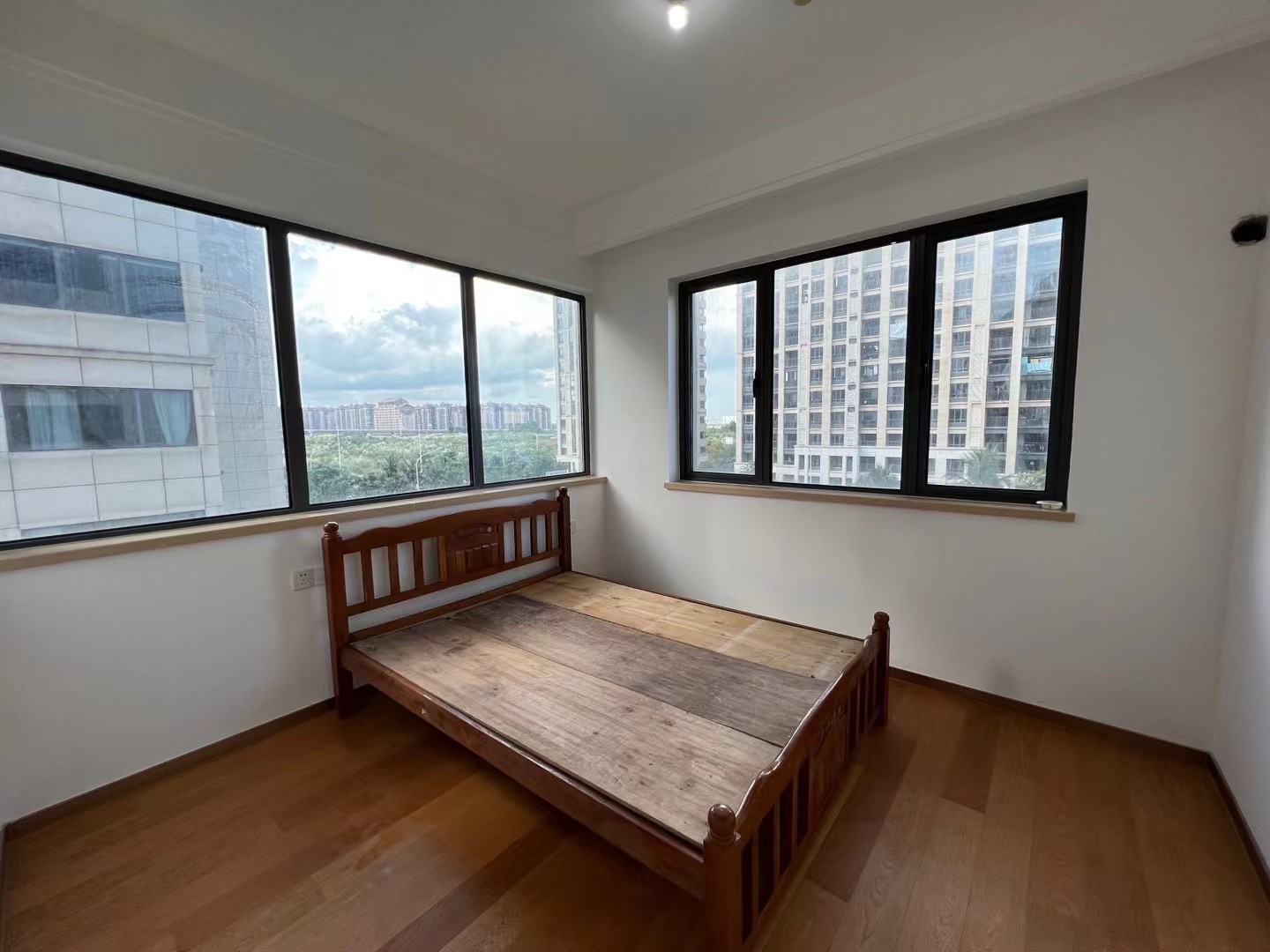 环球100宝龙城  4室2厅2卫    2000.0元/月室内图