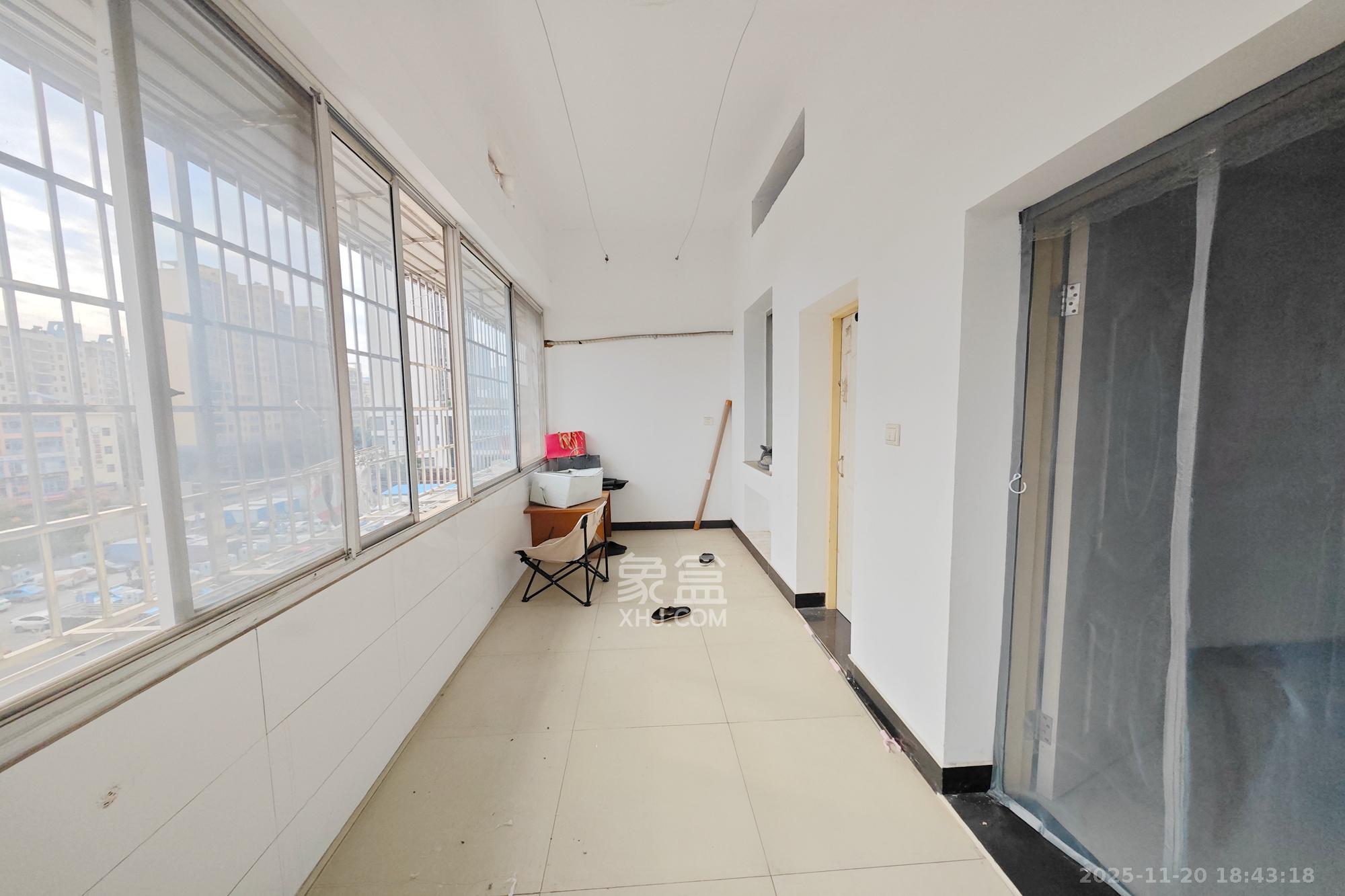 左家塘建材宿舍 3室2厅2卫 39.8万 左家塘建材宿舍 3室2厅2卫 39.8万阳台