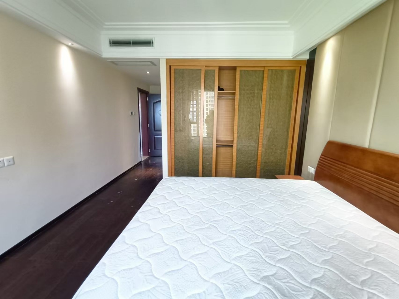 天鹅湾  3室2厅2卫    3300.0元/月