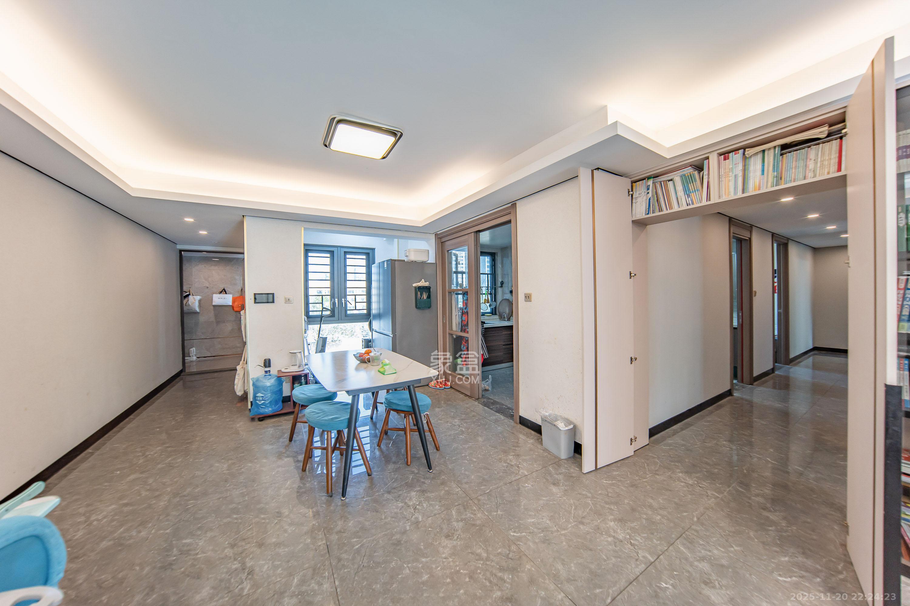 中海阅麓山一期 4室2厅2卫 198.0万 中海阅麓山一期 4室2厅2卫 198.0万客厅