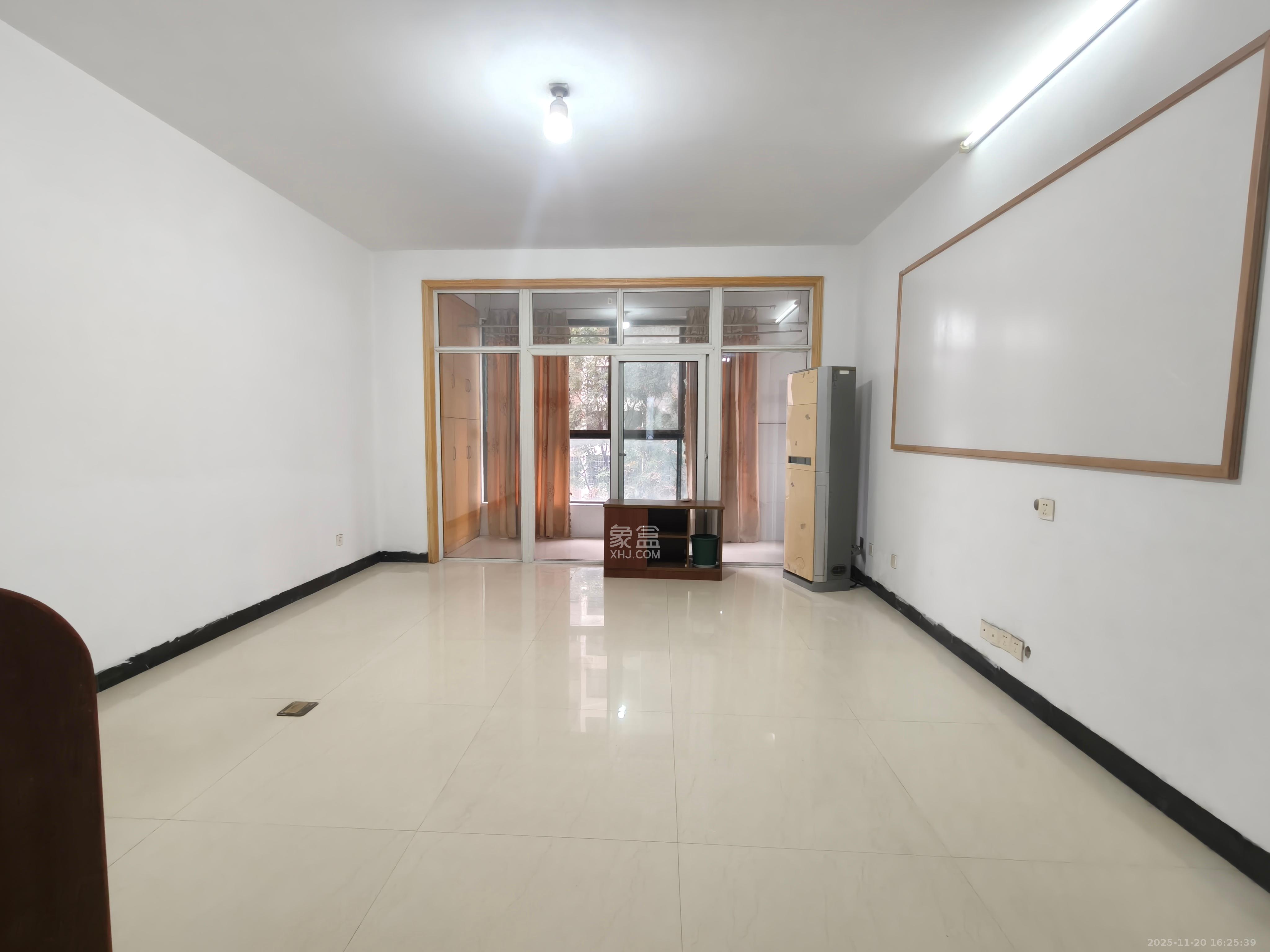 星城福邸(雄天朗郡) 3室2厅2卫 2500.0元/月 星城福邸(雄天朗郡) 3室2厅2卫 2500.0元/月室内图