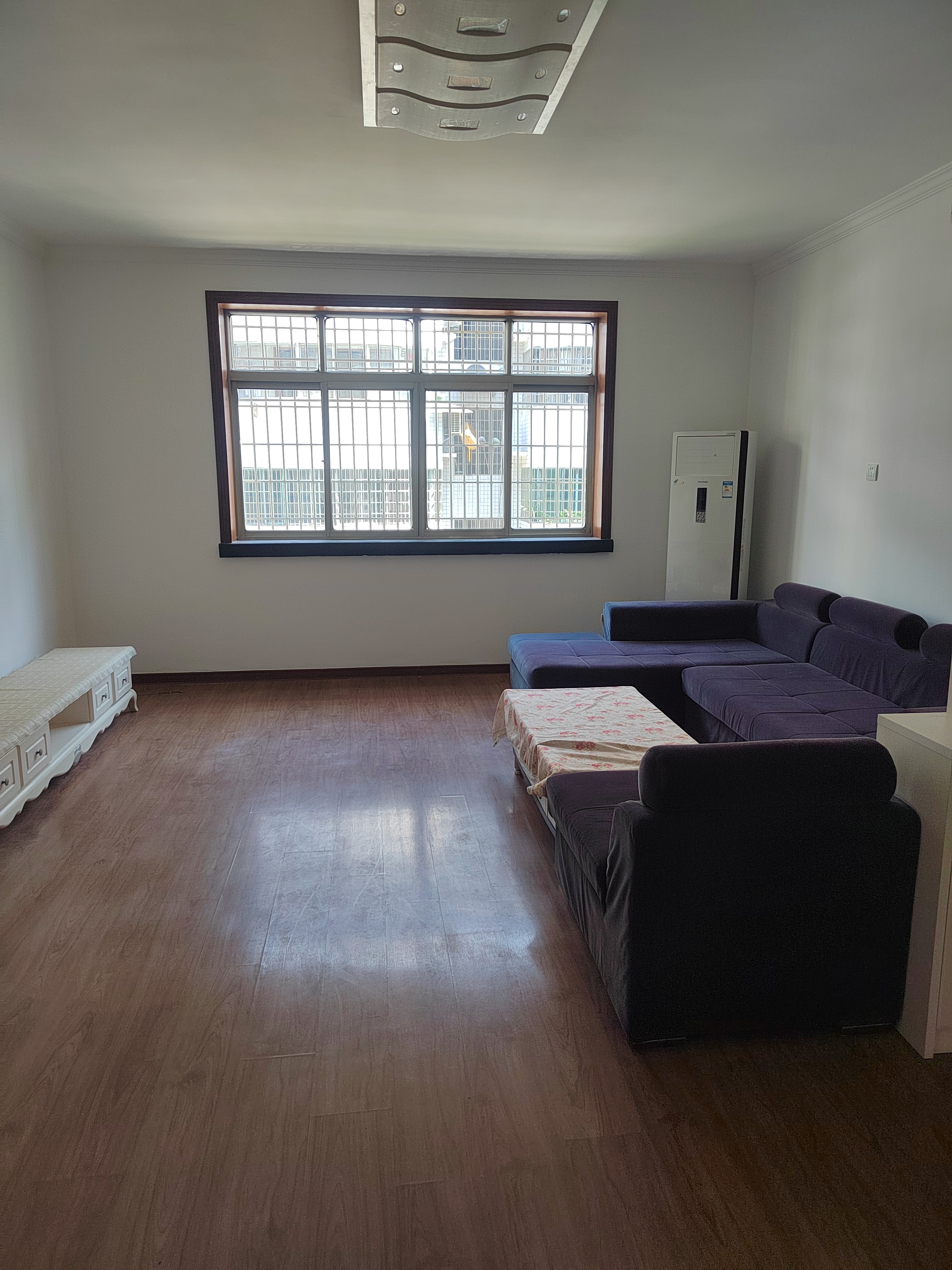 市人大政协机关大院住宅区(老市委) 2室1厅1卫 850.00元/月 市人大政协机关大院住宅区(老市委) 2室1厅1卫 850.00元/月室内图