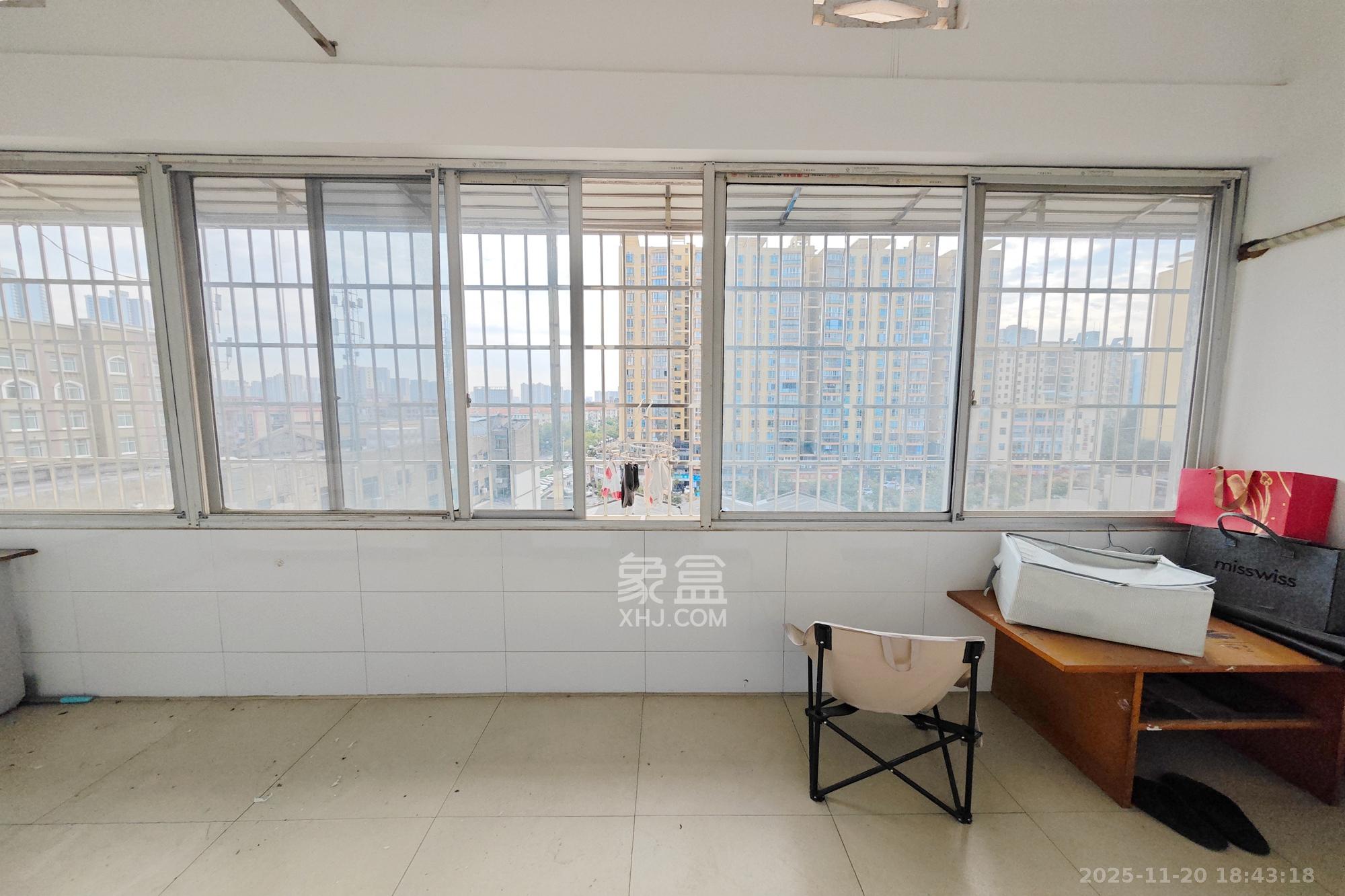 左家塘建材宿舍  3室2厅2卫    39.8万阳台