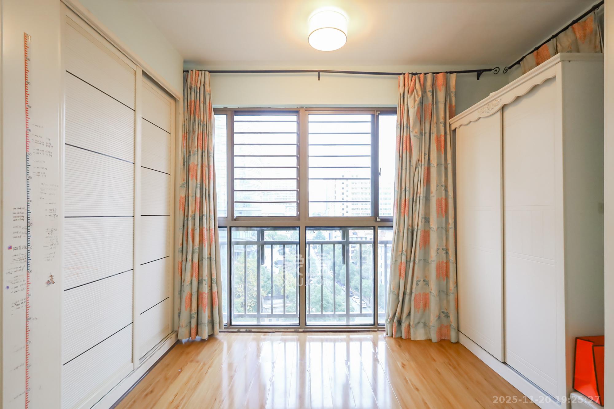 世茂铂翠湾一期  2室2厅1卫    110.0万卧室