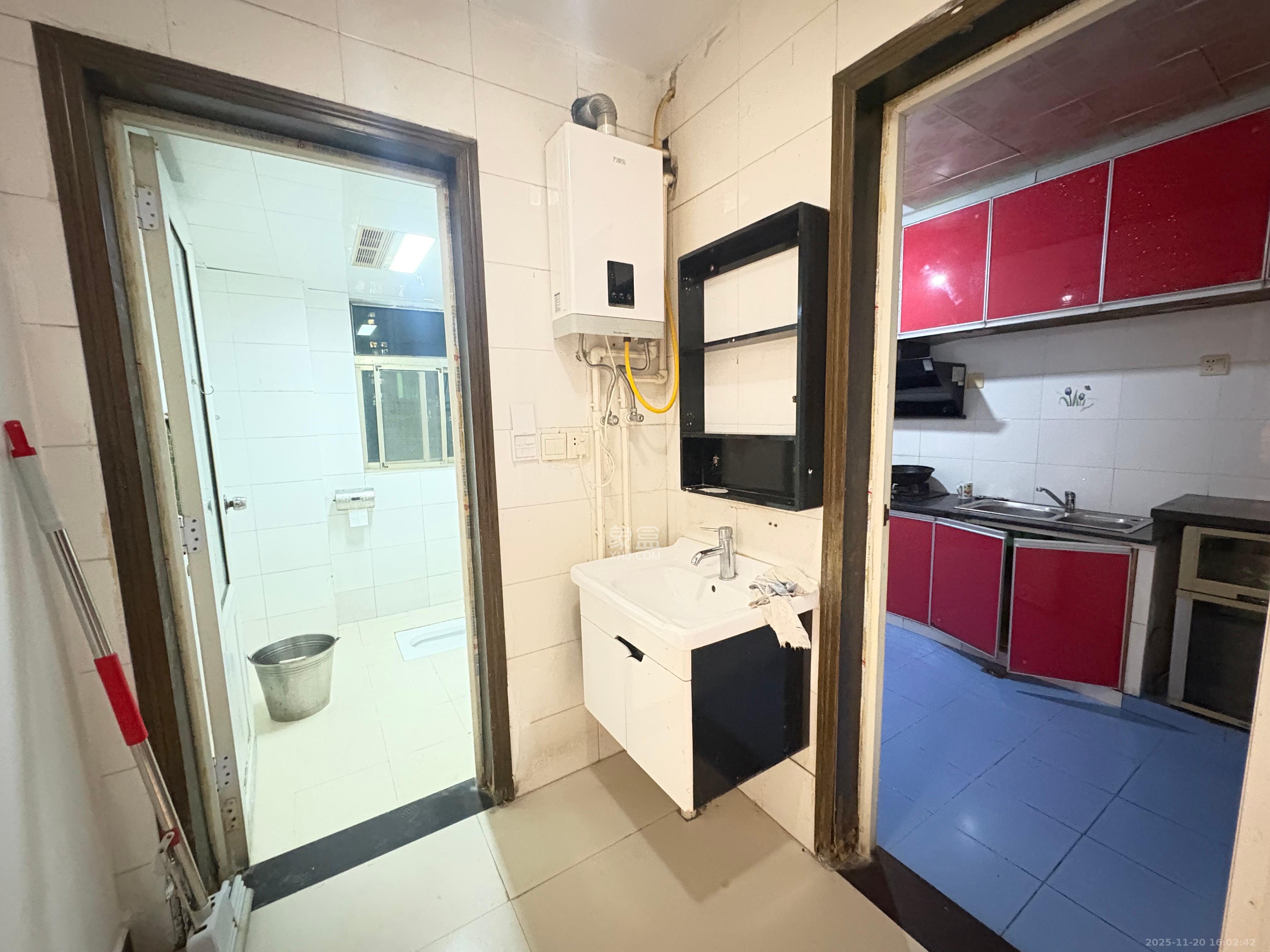 莲湖大厦  3室2厅2卫    2400.0元/月室内图