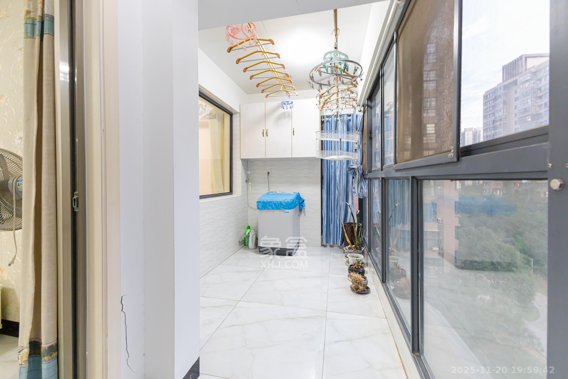 勤诚达新界  4室2厅2卫    92.0万阳台