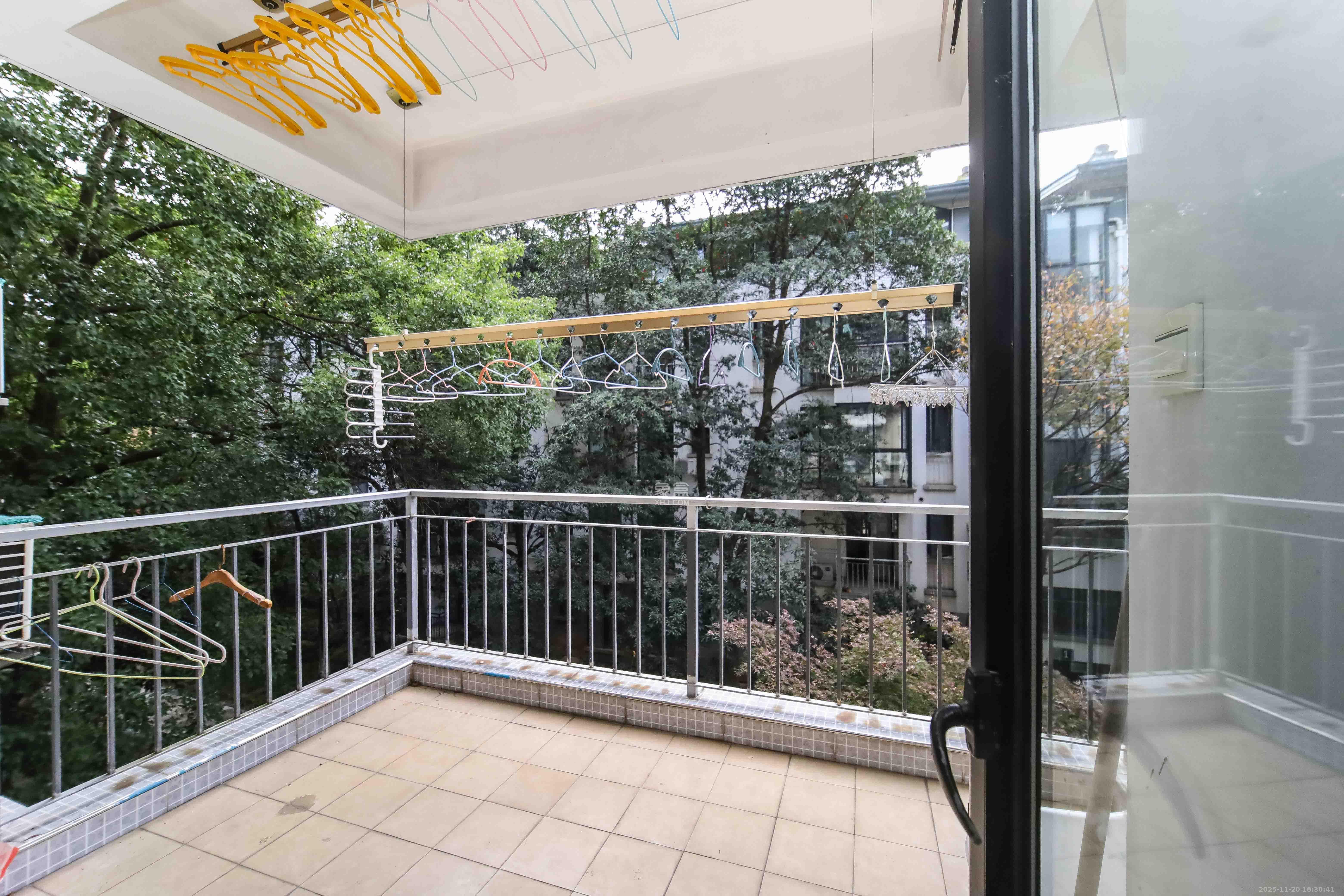 西街花园  3室2厅2卫    160.0万阳台