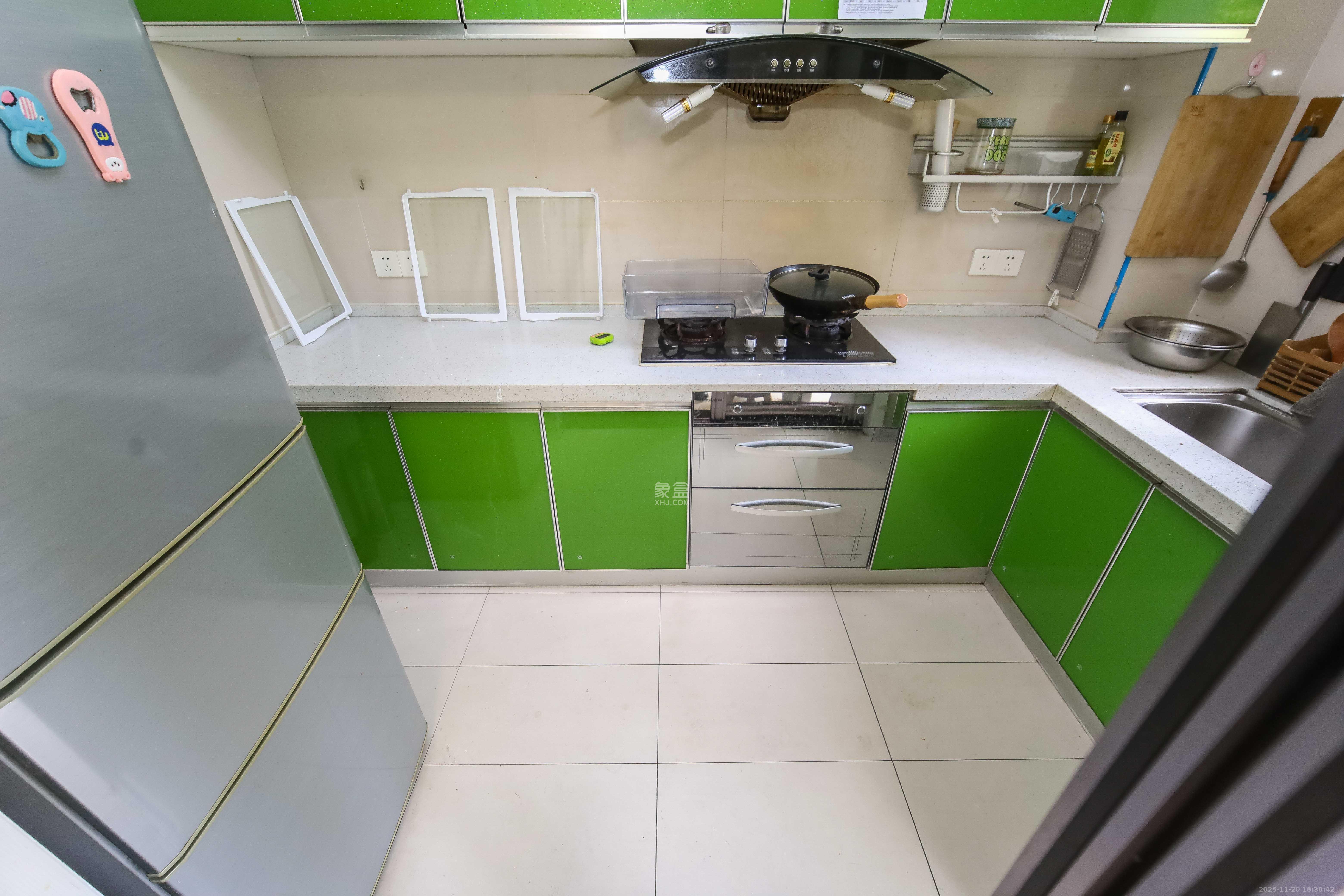 西街花园  3室2厅2卫    160.0万厨房