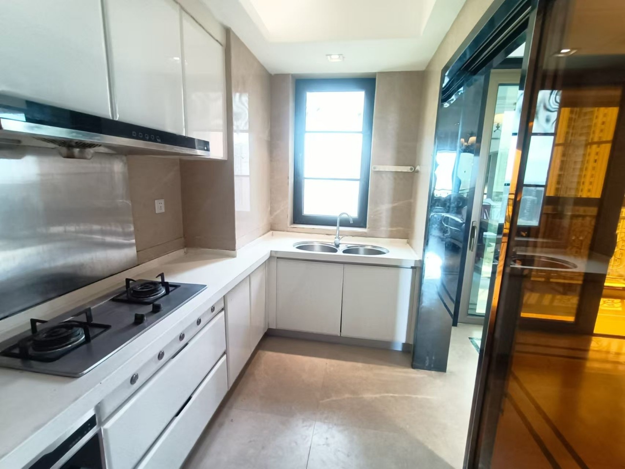 天鹅湾  3室2厅2卫    3300.0元/月室内图