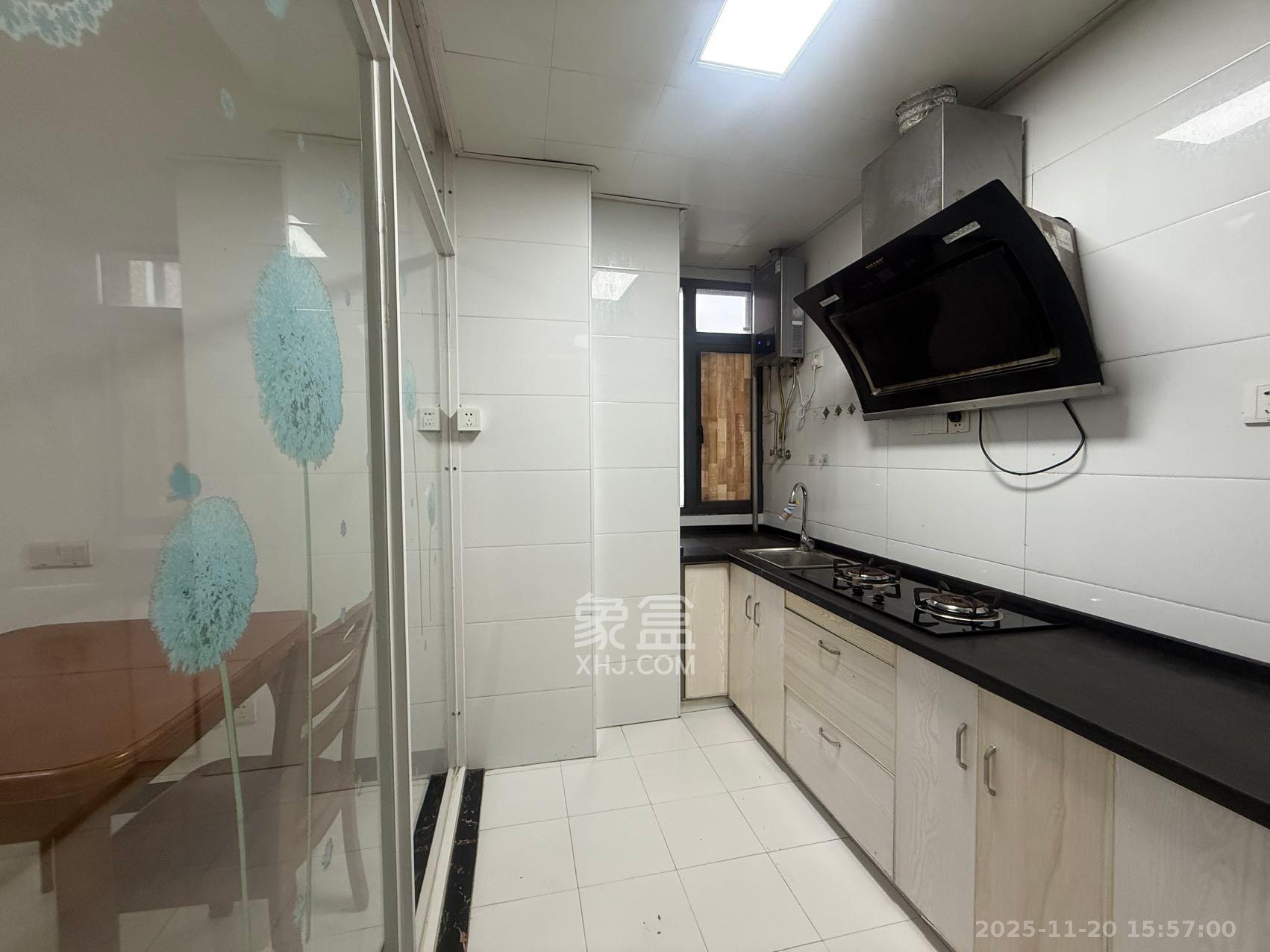 月亮湾草莓街区一、二期  3室2厅1卫    1700.0元/月室内图