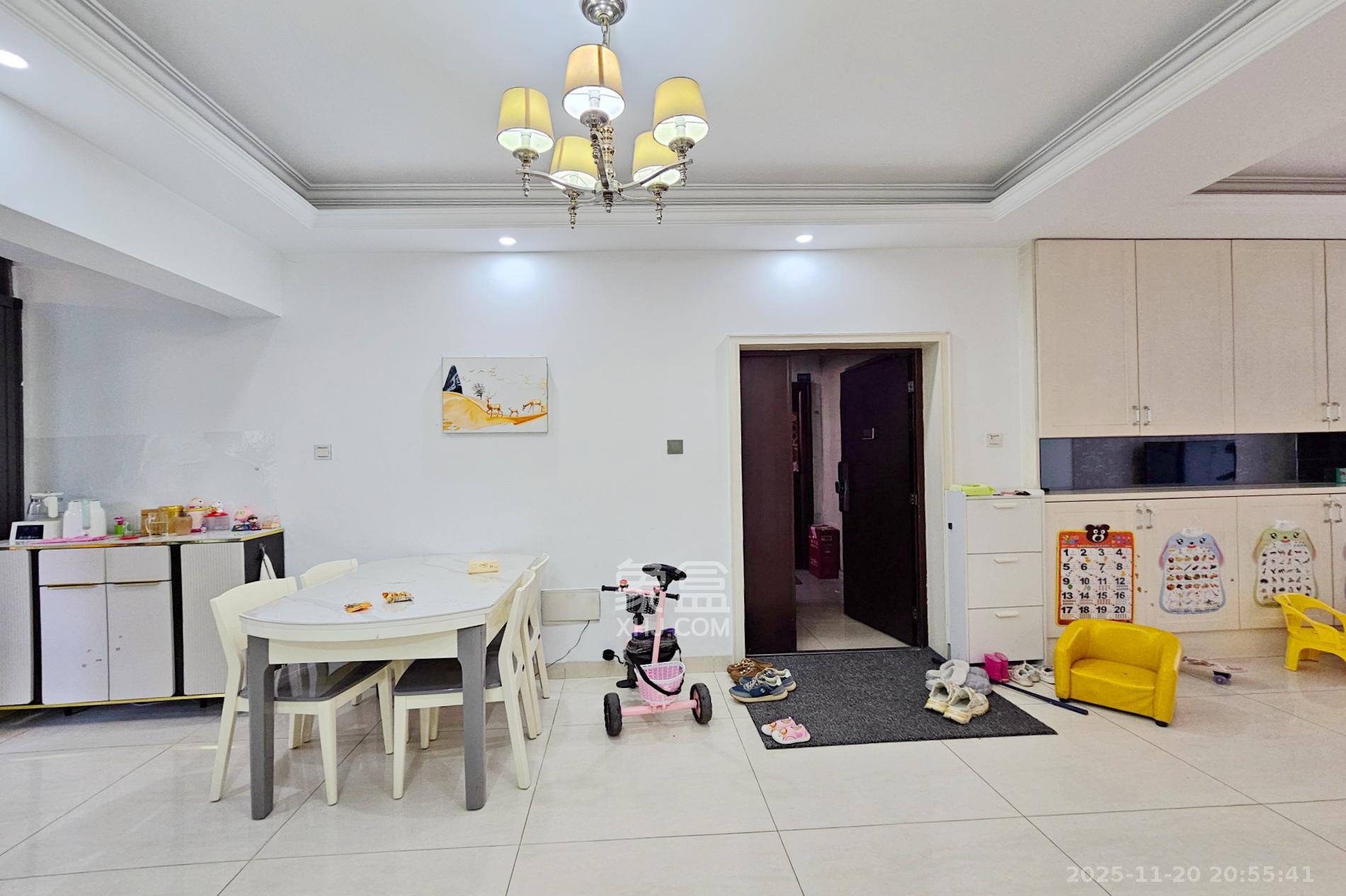 茂华国际湘  3室2厅2卫    140.0万客厅