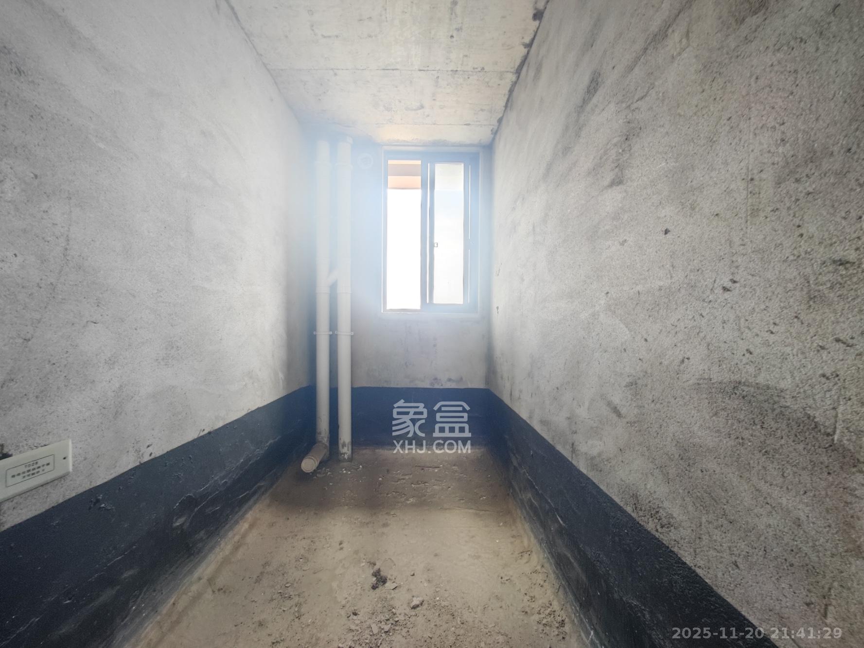 西湖鸿运佳苑  4室2厅2卫    96.8万卫生间